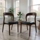 2 chaises en bois massif