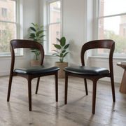 2 chaises en bois massif