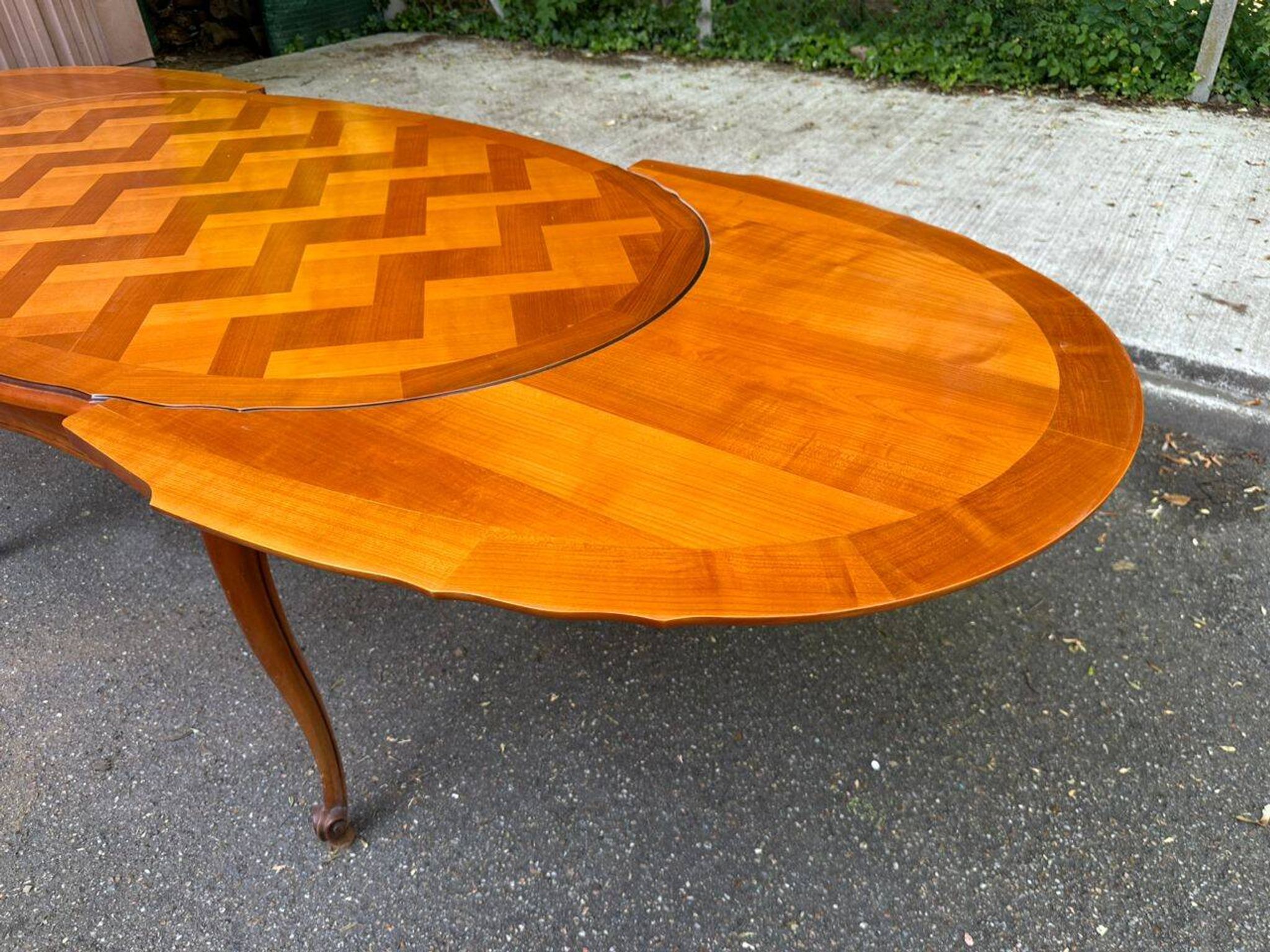 Table à manger Louis XV extensible ovale en bois massif marqueterie 270cm