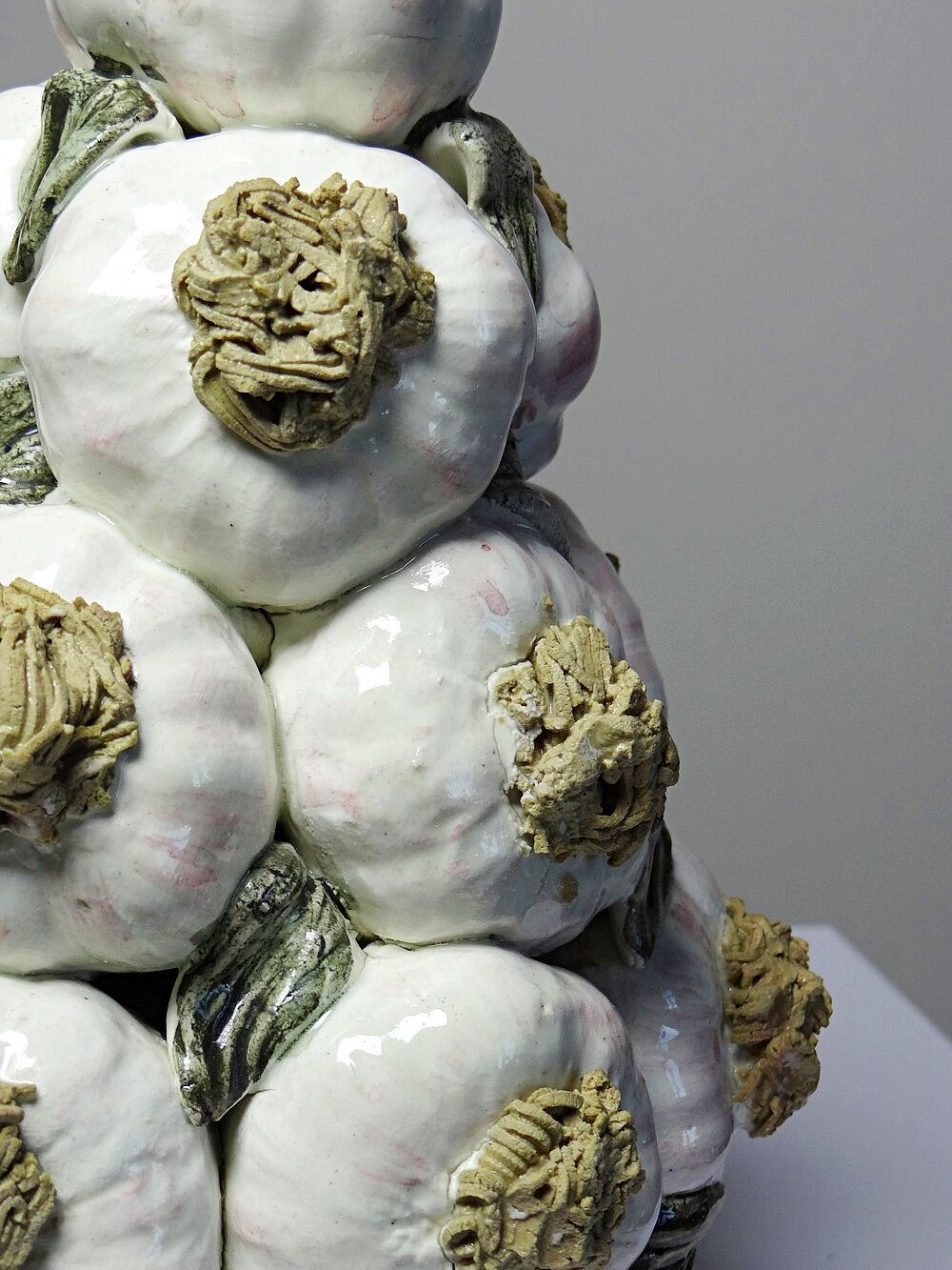 Vintage trompe-l’œil garlic pyramid in glazed ceramic from Manises, Spain.