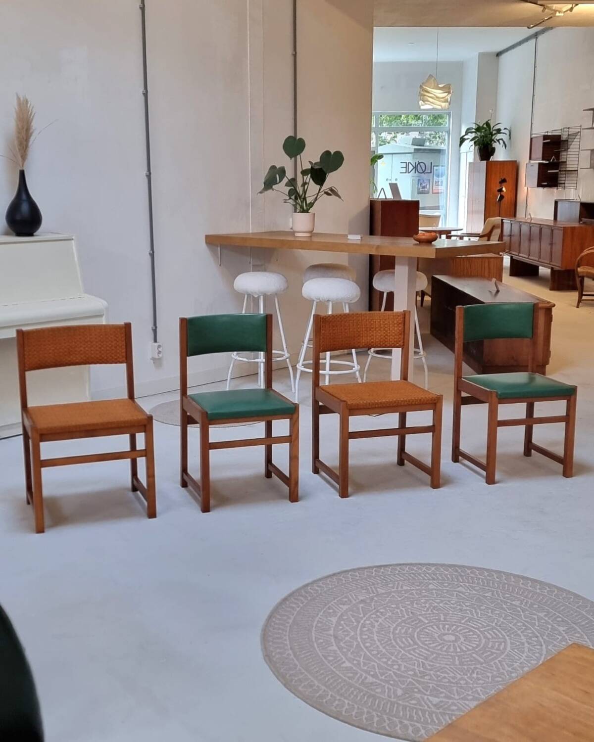 Quatre chaises du milieu du siècle