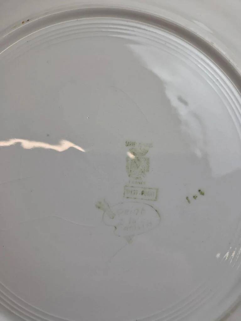 Plat rond Sarreguemines peint à la main – décor rayures vertes et brunes