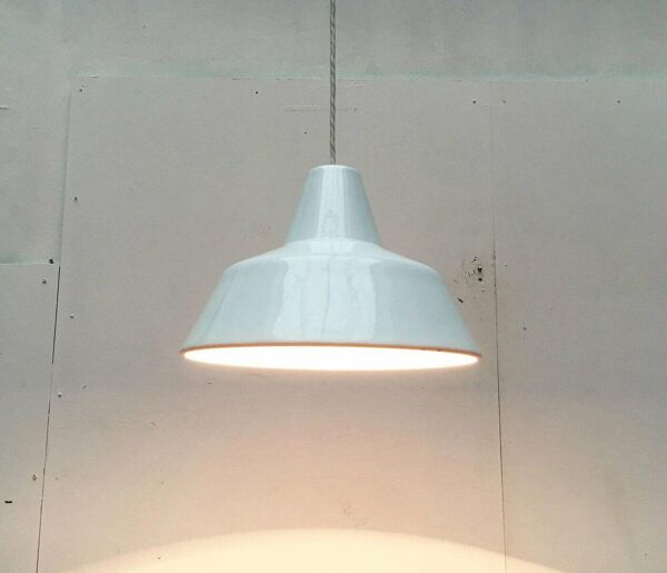 Suspension danoise en émail de Louis Poulsen, années 1960