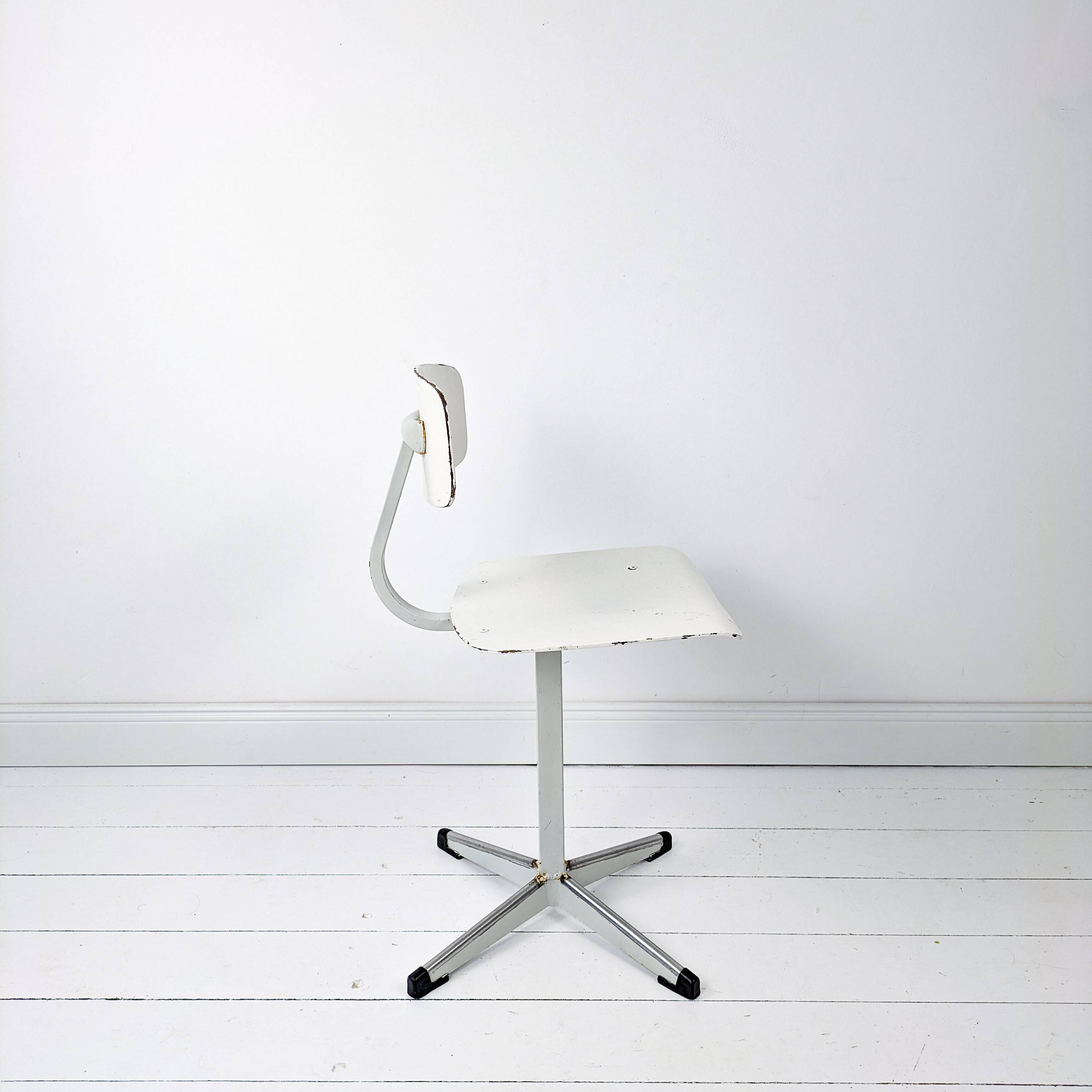 Mid Century Chaise d'école Chaise d'enfant Blanc Bois Métal Vintage Rétro C