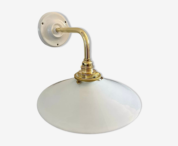 Applique en opaline blanche