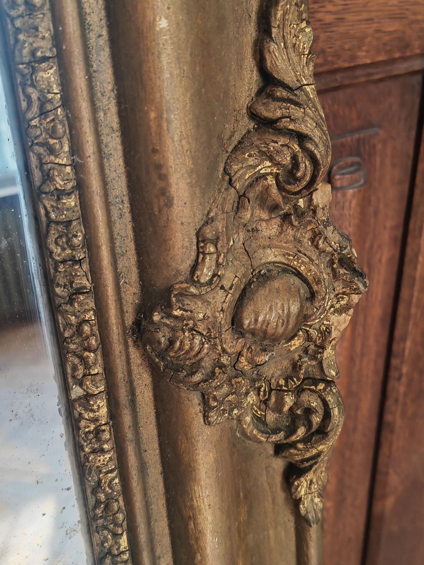 Large gilded mirror from the 19th century.