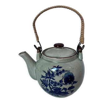 The stoneware teapot