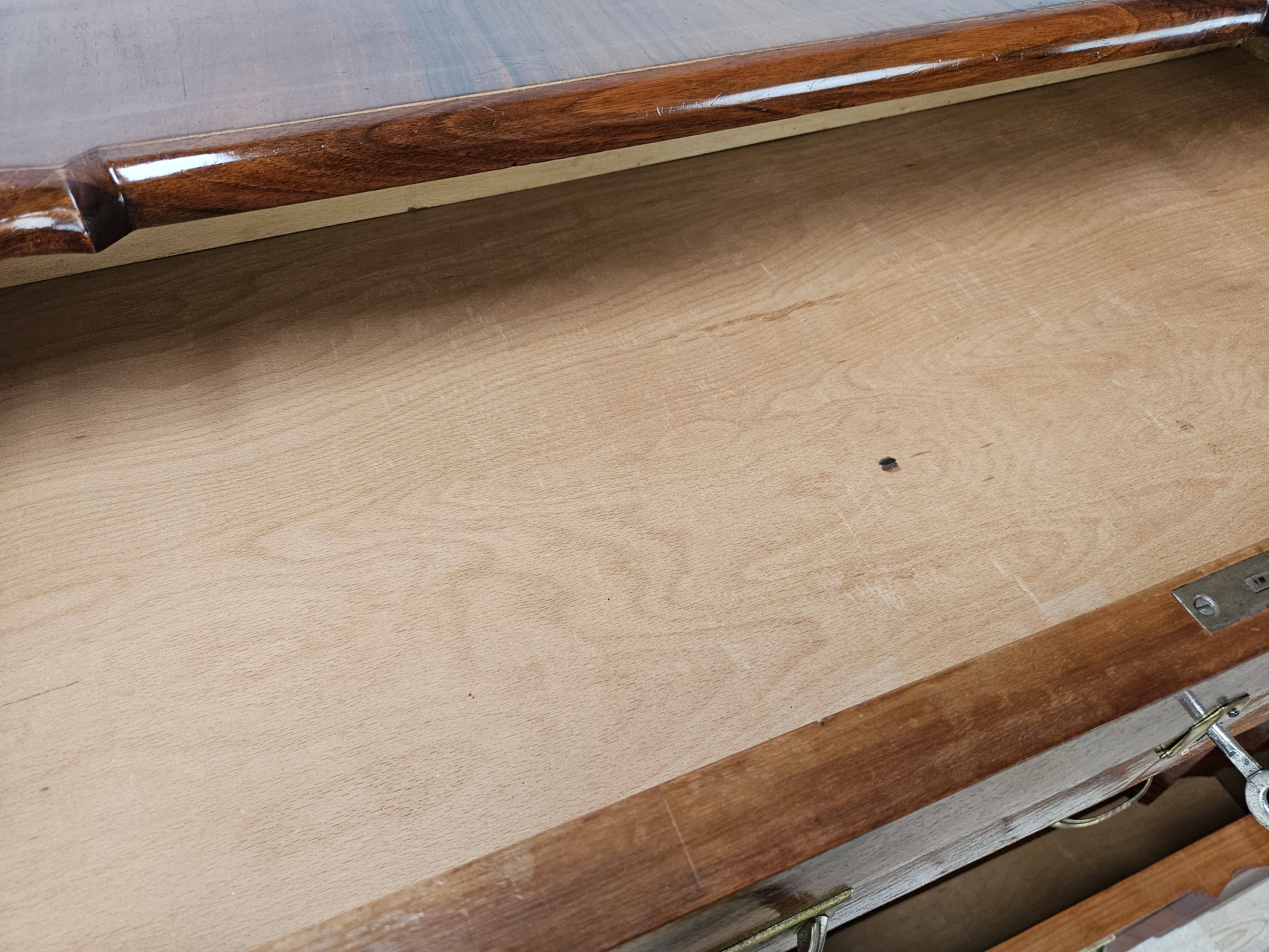 Commode en noyer avec 4 tiroirs et poignées en laiton, années 1940