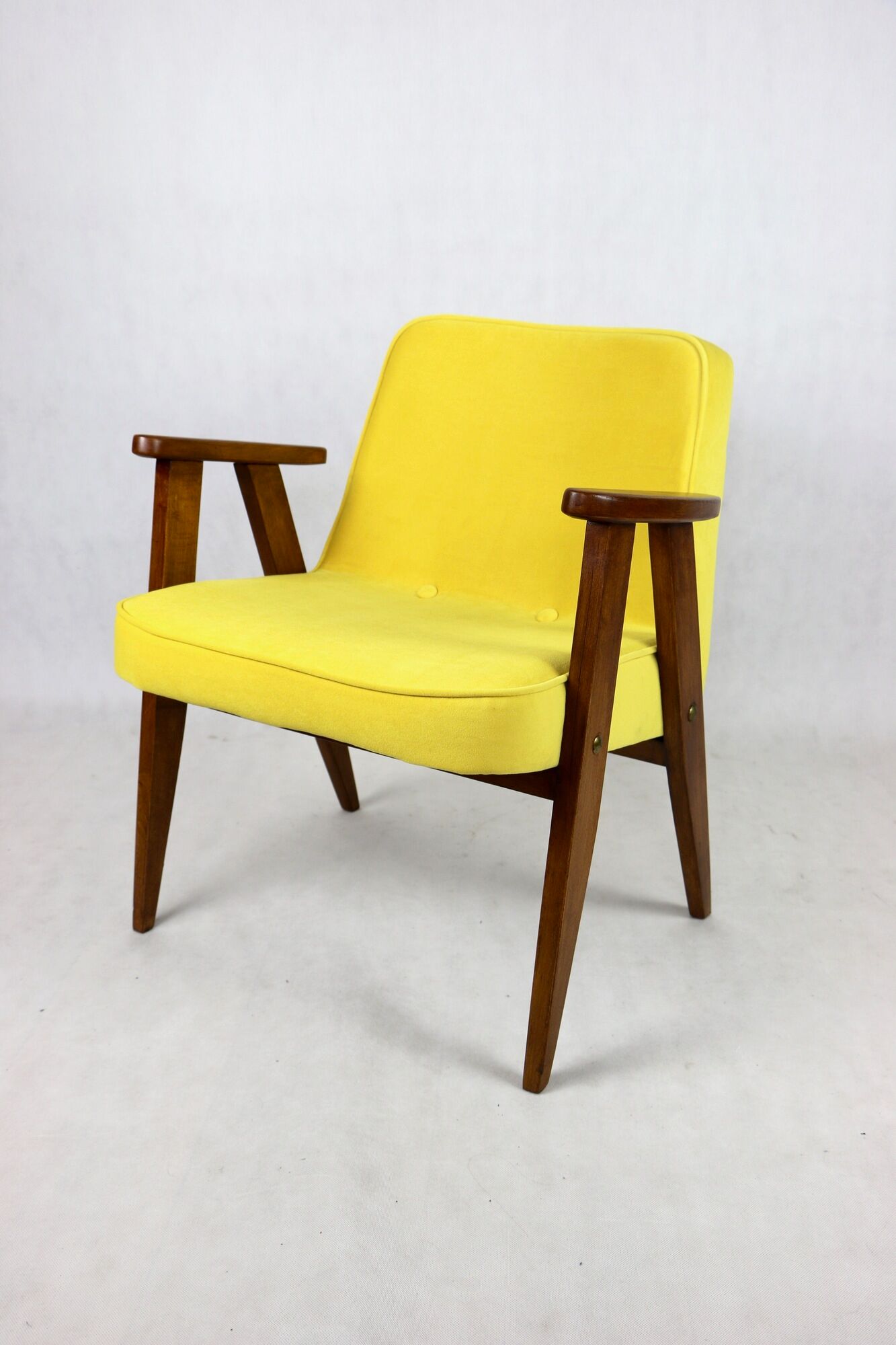 Fauteuil 366 en velours jaune de Józef Chierowski, années 1970