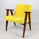 Fauteuil 366 en velours jaune de Józef Chierowski, années 1970