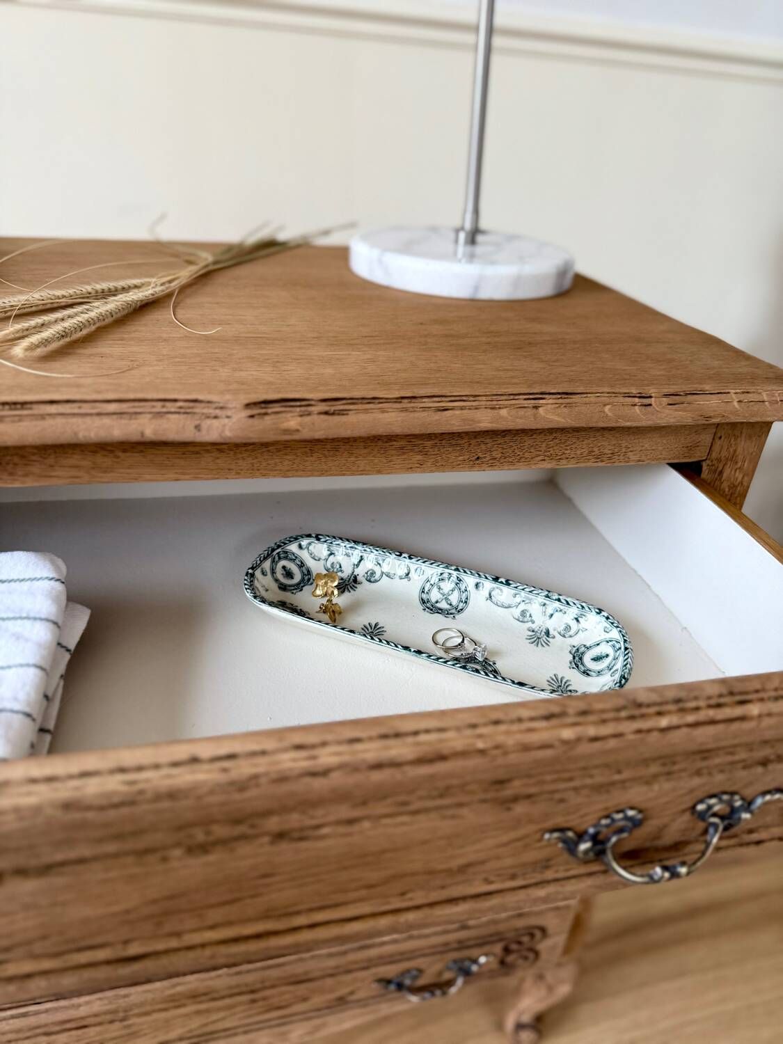 Beautiful renovated wooden chest of drawers - 4 drawers