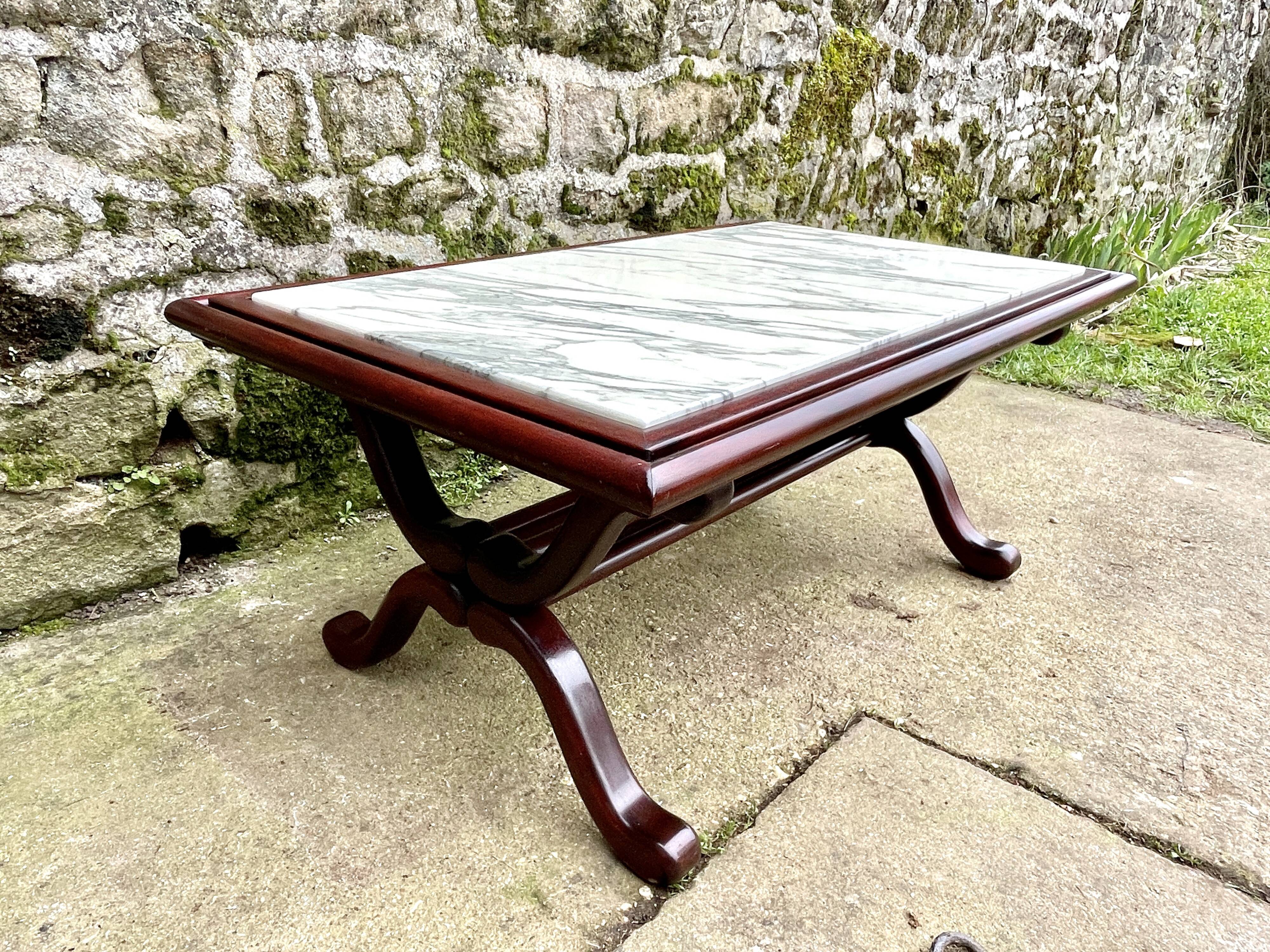 Coffee table in white marble and mahogany wood