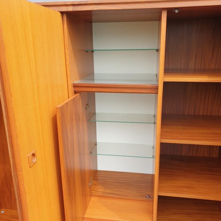 Scandinavian dressing cabinet with round mirror