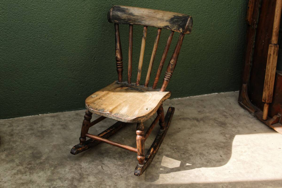 Rocking chair pour enfant en hêtre patiné, 19ème siècle