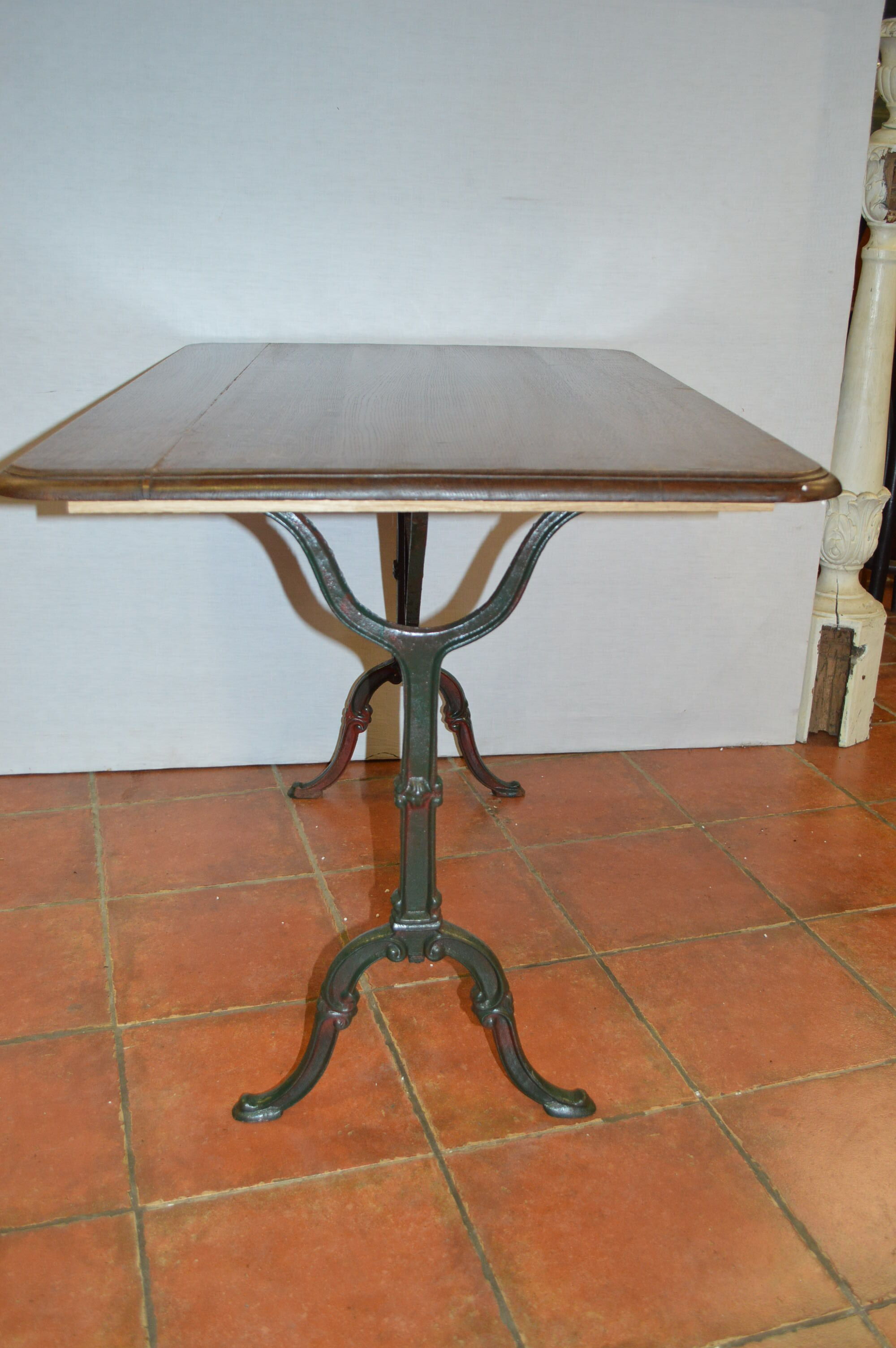 Table bistro with base in cast iron and top in oak