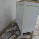 Buffet parisien vintage réenchanté en gris perle, plateau bois.