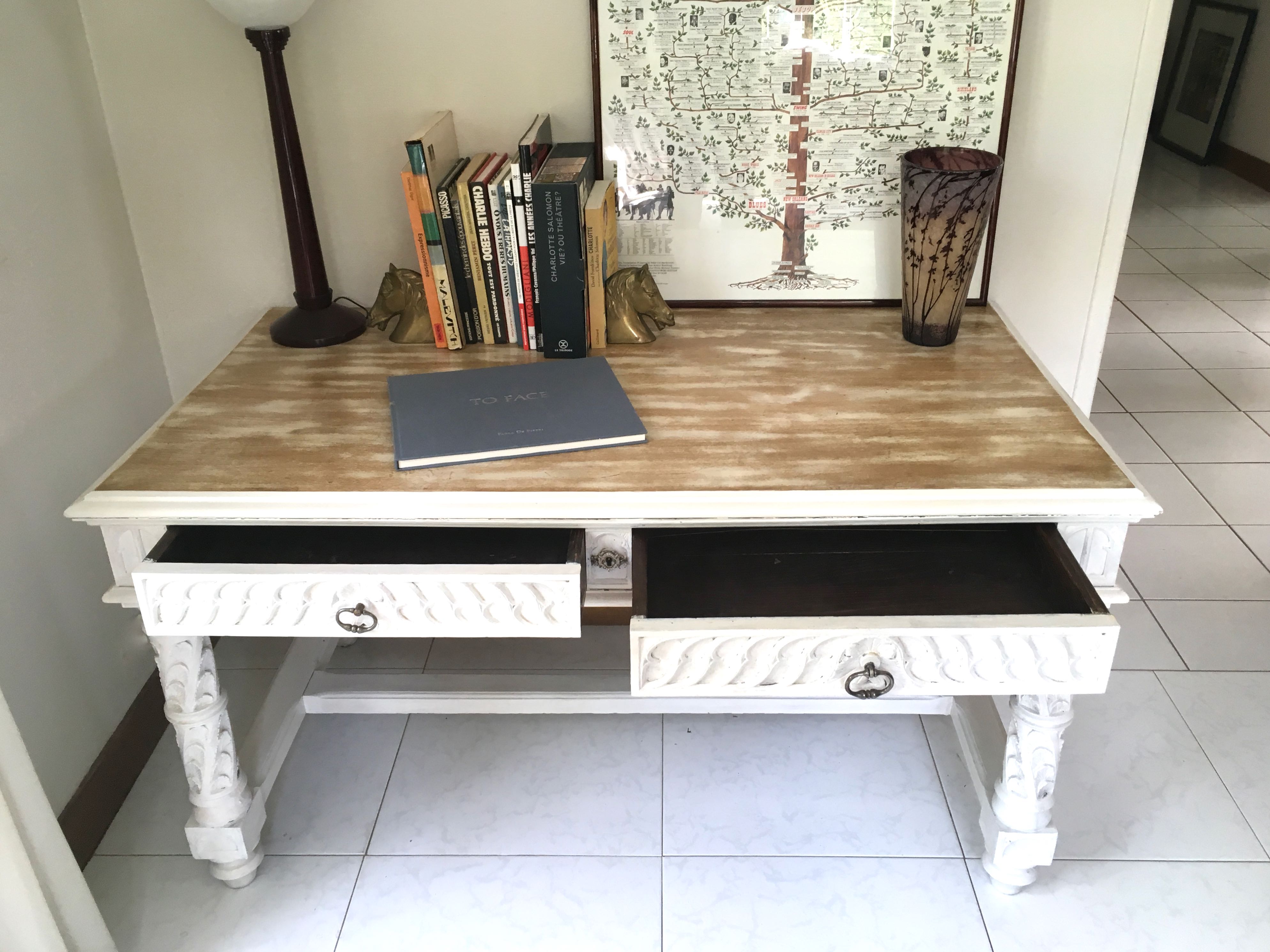 Bureau ancien en chêne sculpté et cérusé