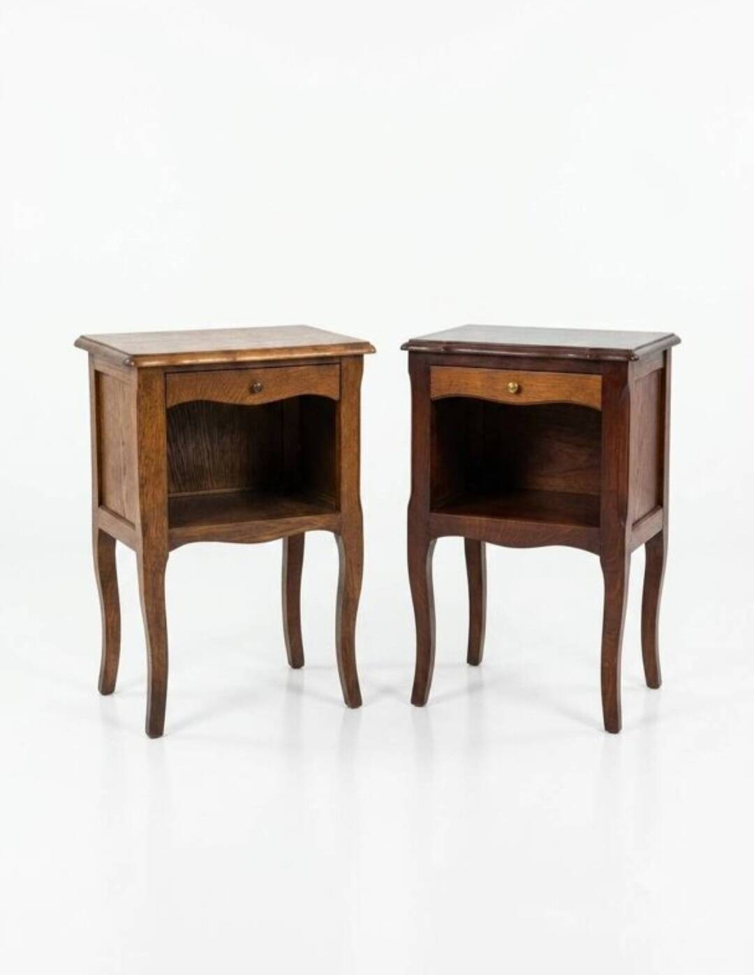 Paire de tables de chevet style Louis XV en chêne
