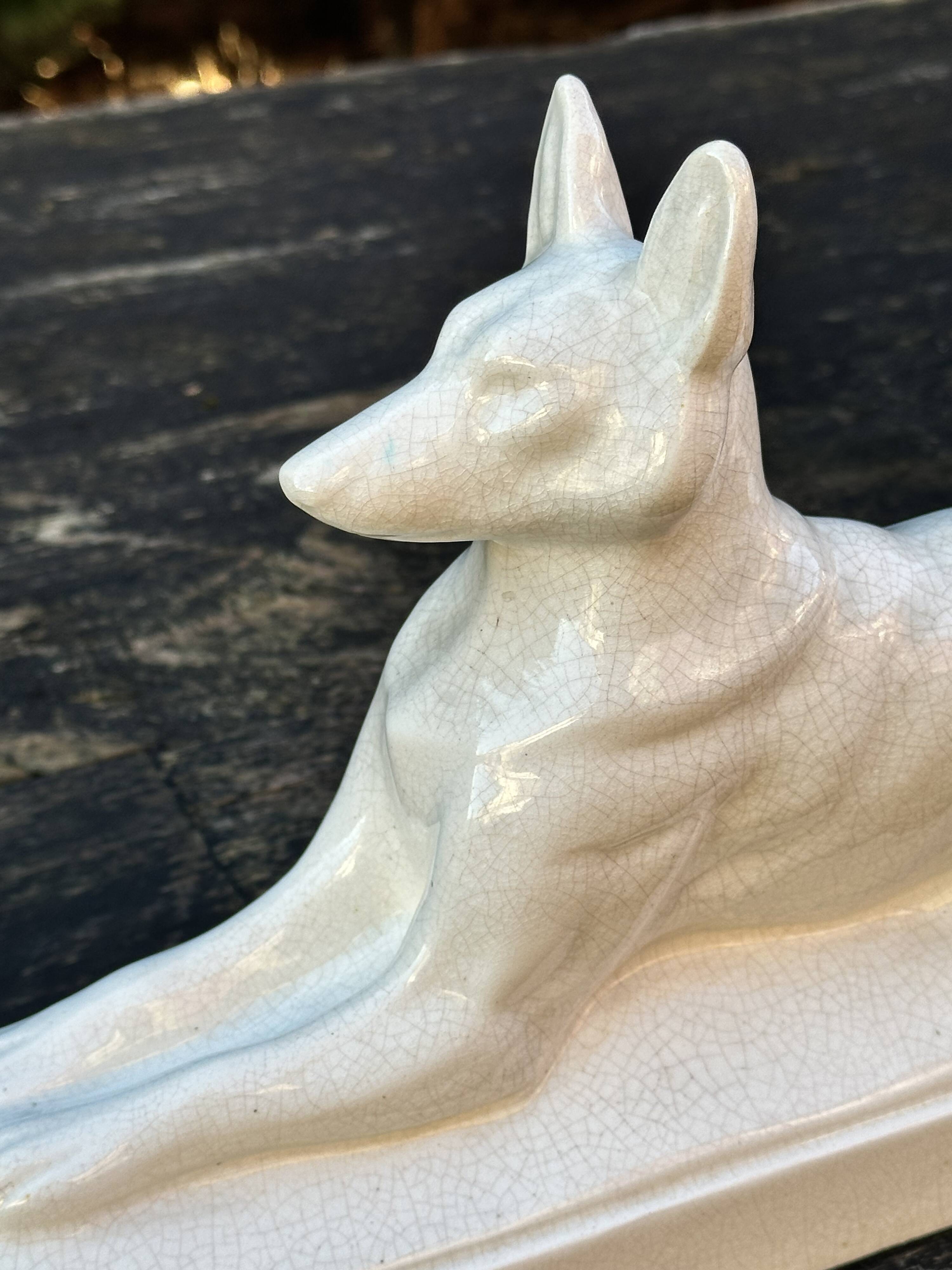 Chien art déco en faïence craquelée