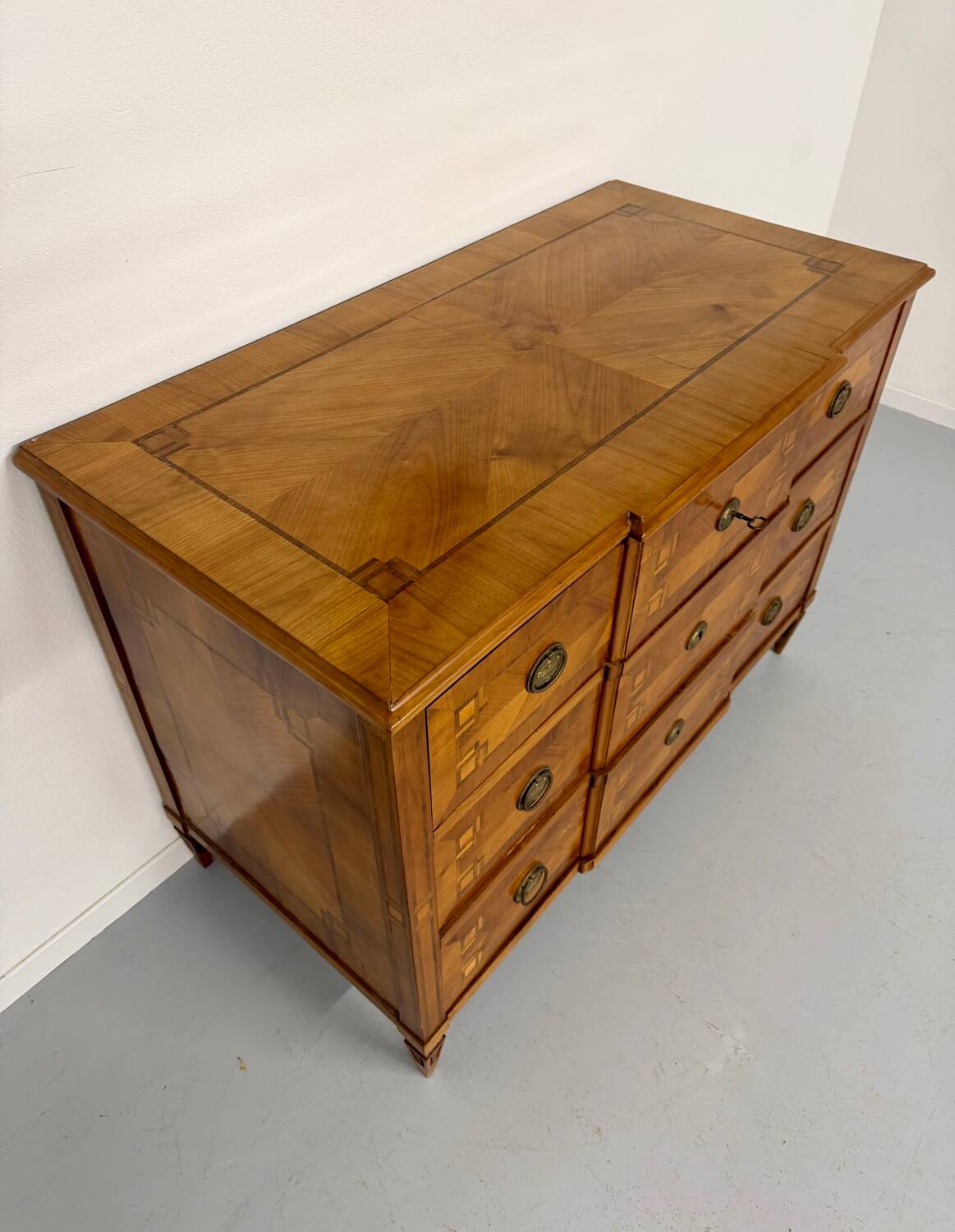 Antique marquetry chest of drawers from the transition period at the end of the 18th century, with 3 wooden drawers.