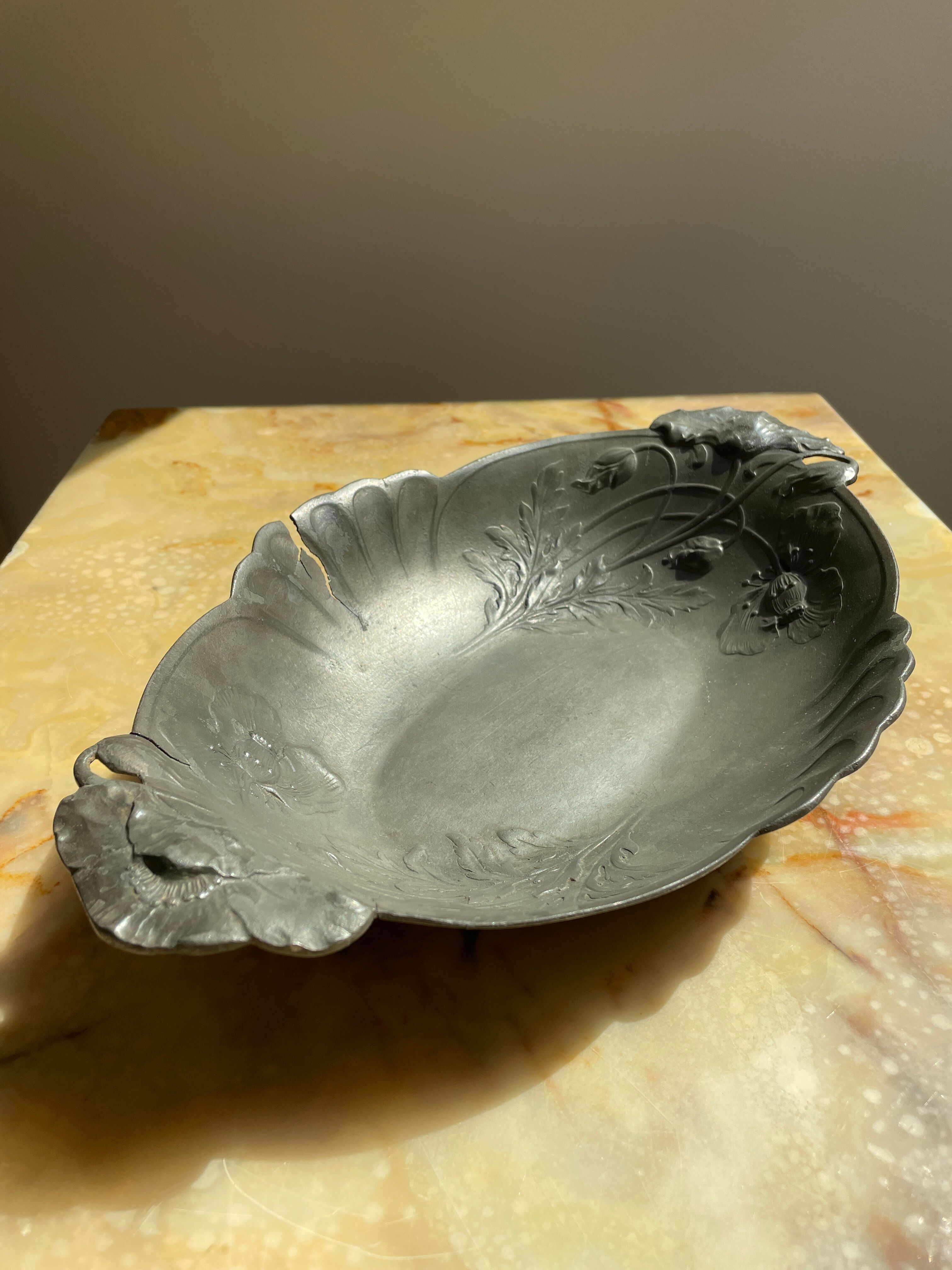 Art Nouveau dish with poppy motifs in pewter