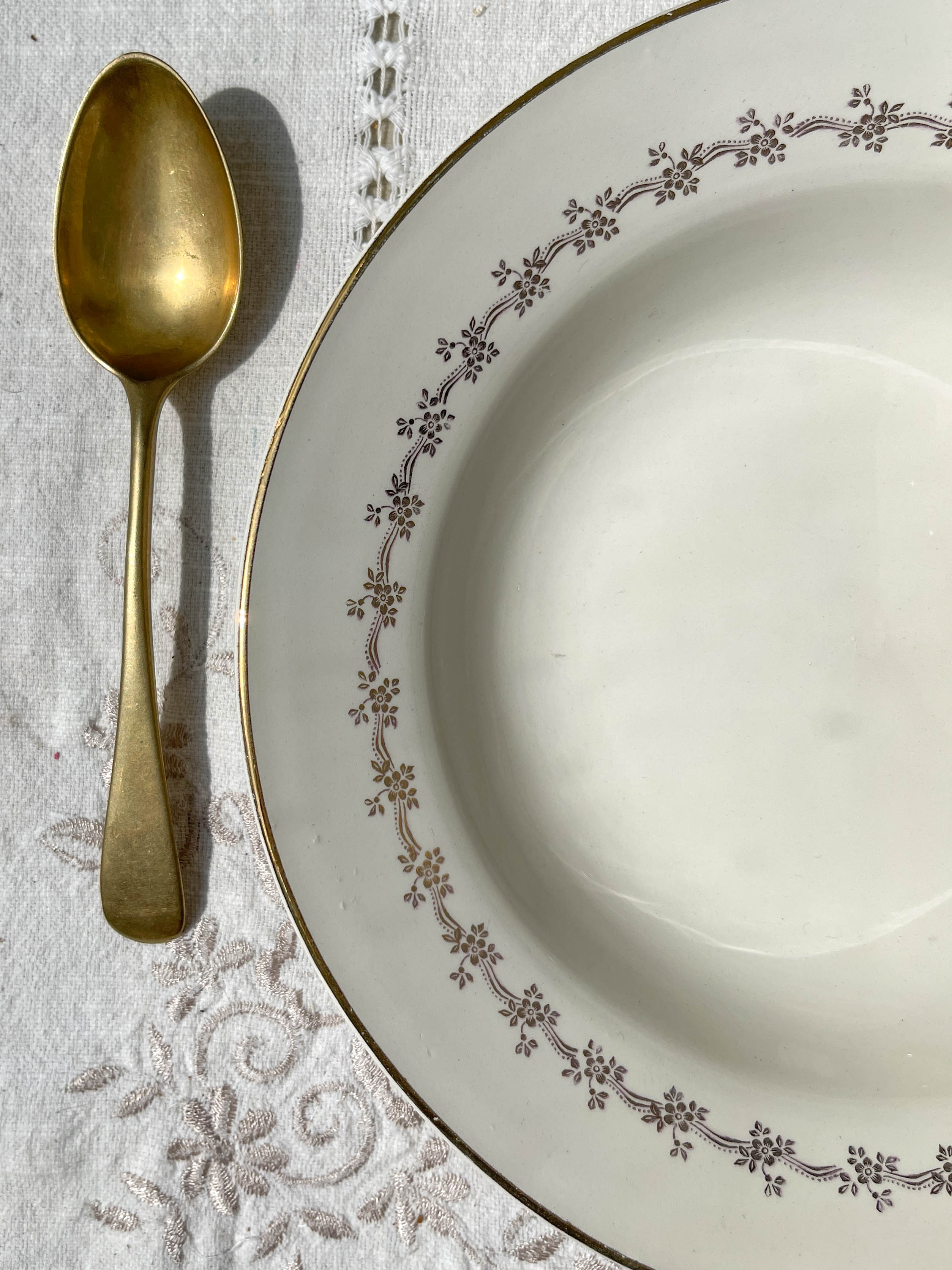 6 opaque porcelain soup plates from Digoin, "Suzy" model