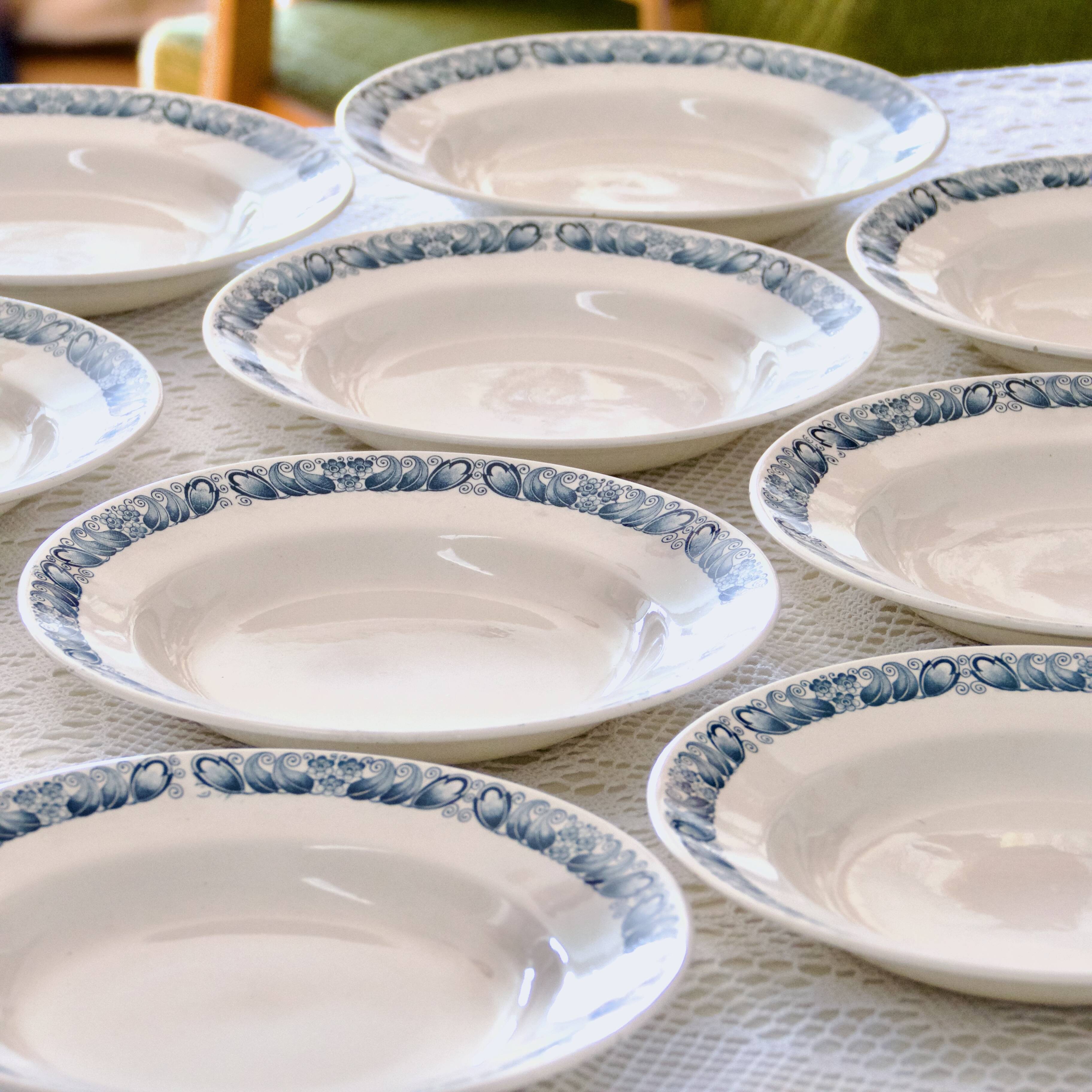 9 assiettes anciennes Longchamp terre de fer bleue "Marcel"