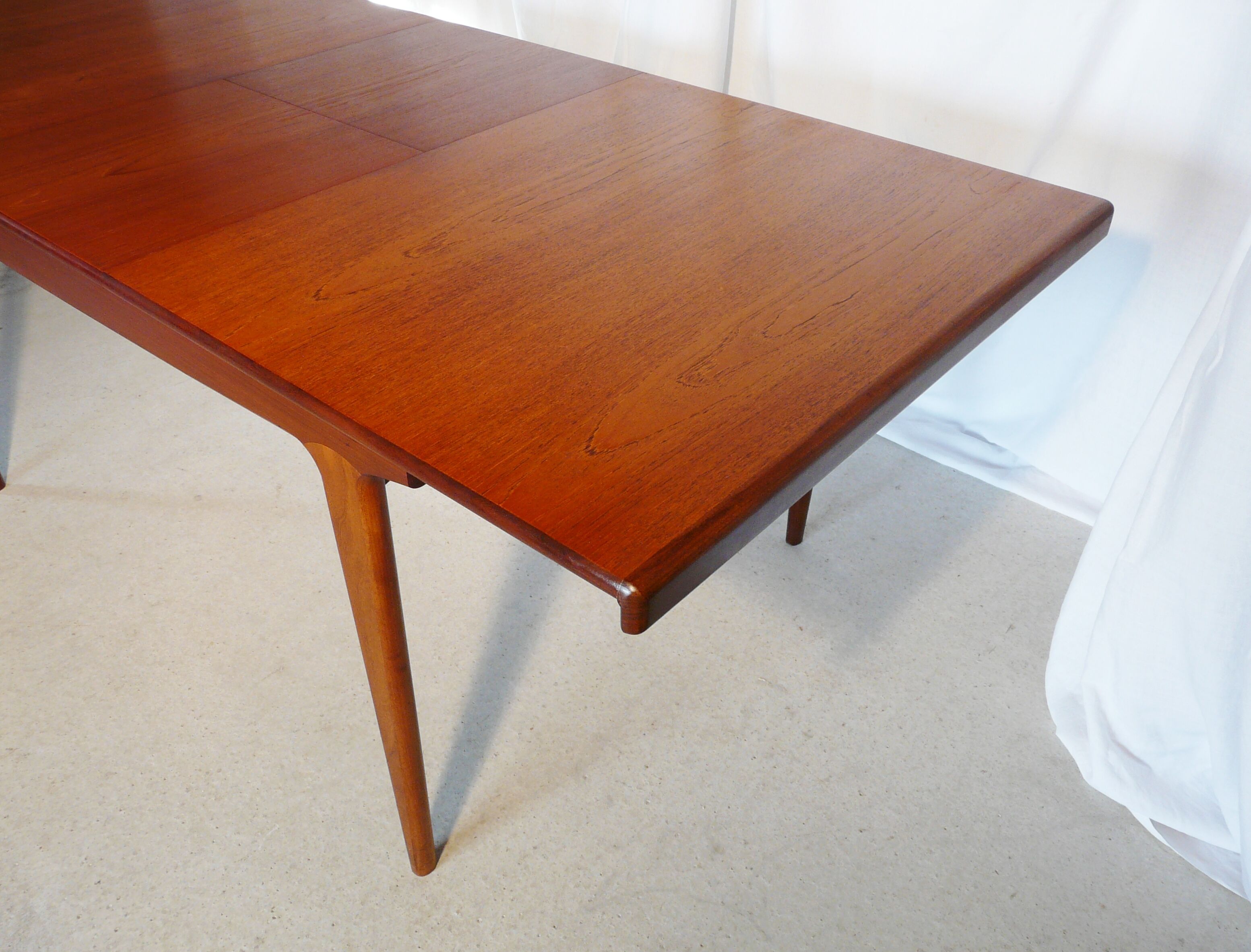 Table expandable teak Younger and four chairs