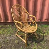 Fauteuil vintage en rotin de forme ovoïde.