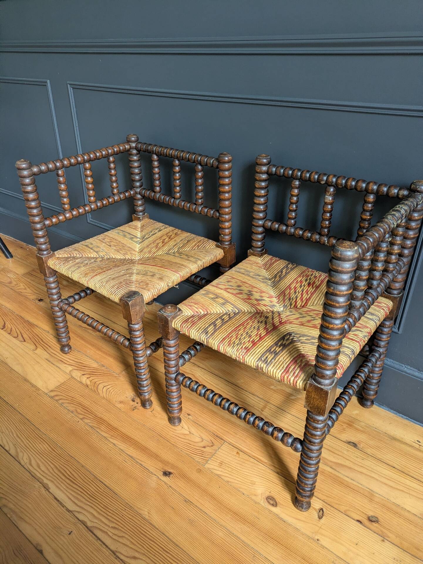 Paire de fauteuils anciens dits "Bobine"