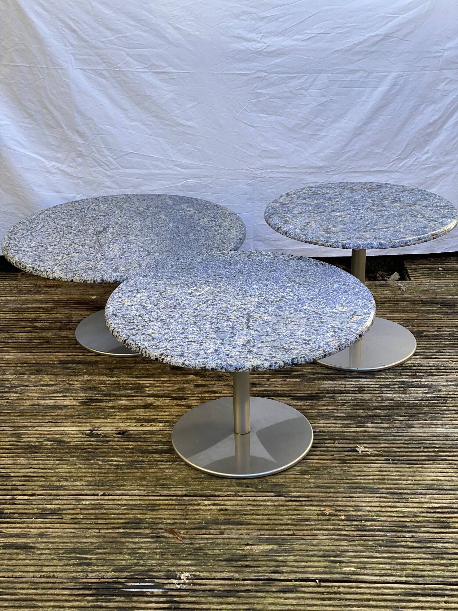 Trio de tables basses en granit et acier inoxydable