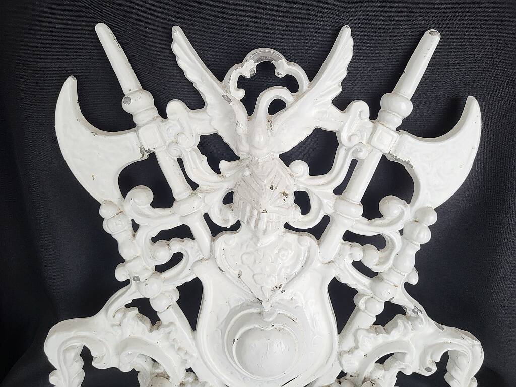 Porte-manteau mural vintage à 4 crochets en aluminium moulé, orné d'héraldique.