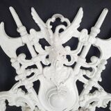 Porte-manteau mural vintage à 4 crochets en aluminium moulé, orné d'héraldique.