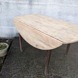 Round folding table