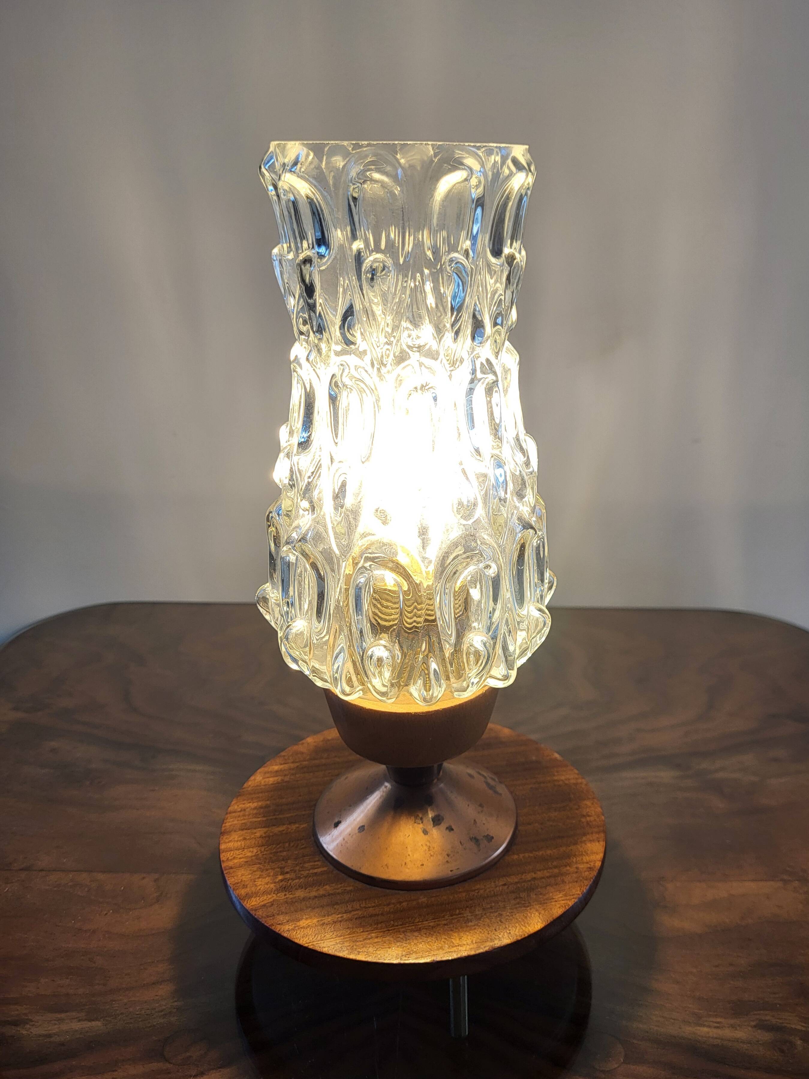 Tripod vintage tafellamp uit de jaren 60 met glazen lampenkap