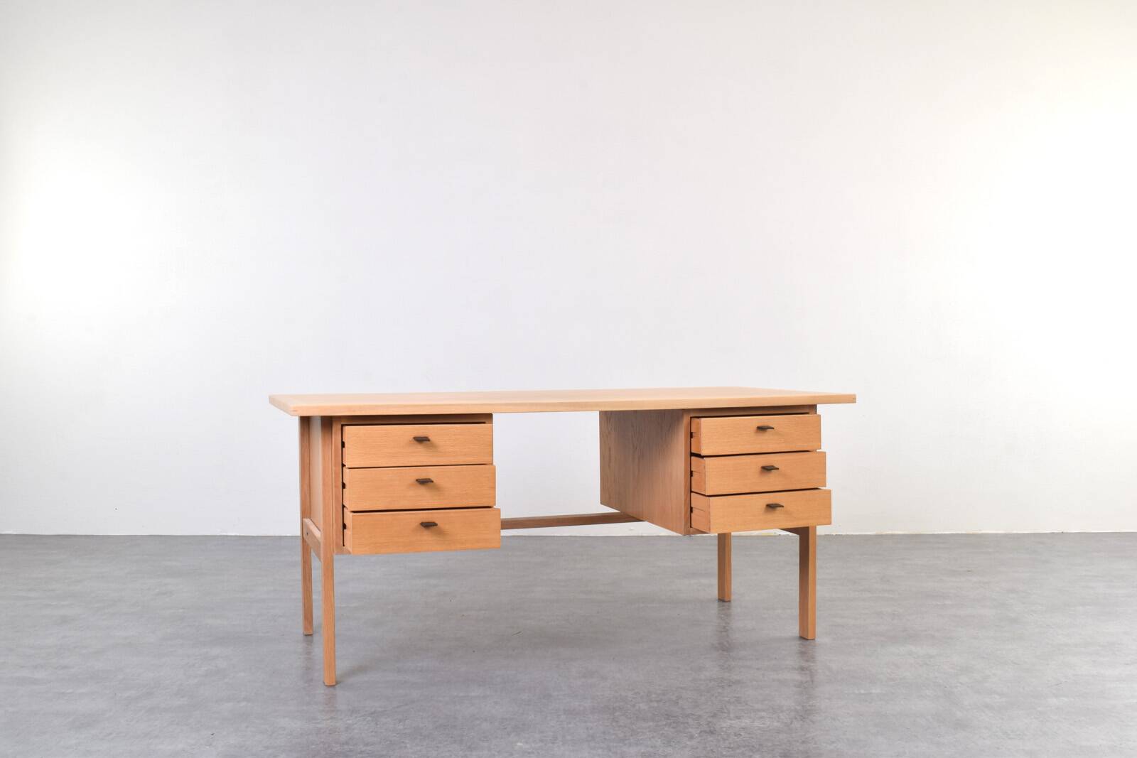 Mid-century oak desk by Svend Åge Madsen for Sigurd Hansen, 1960s.