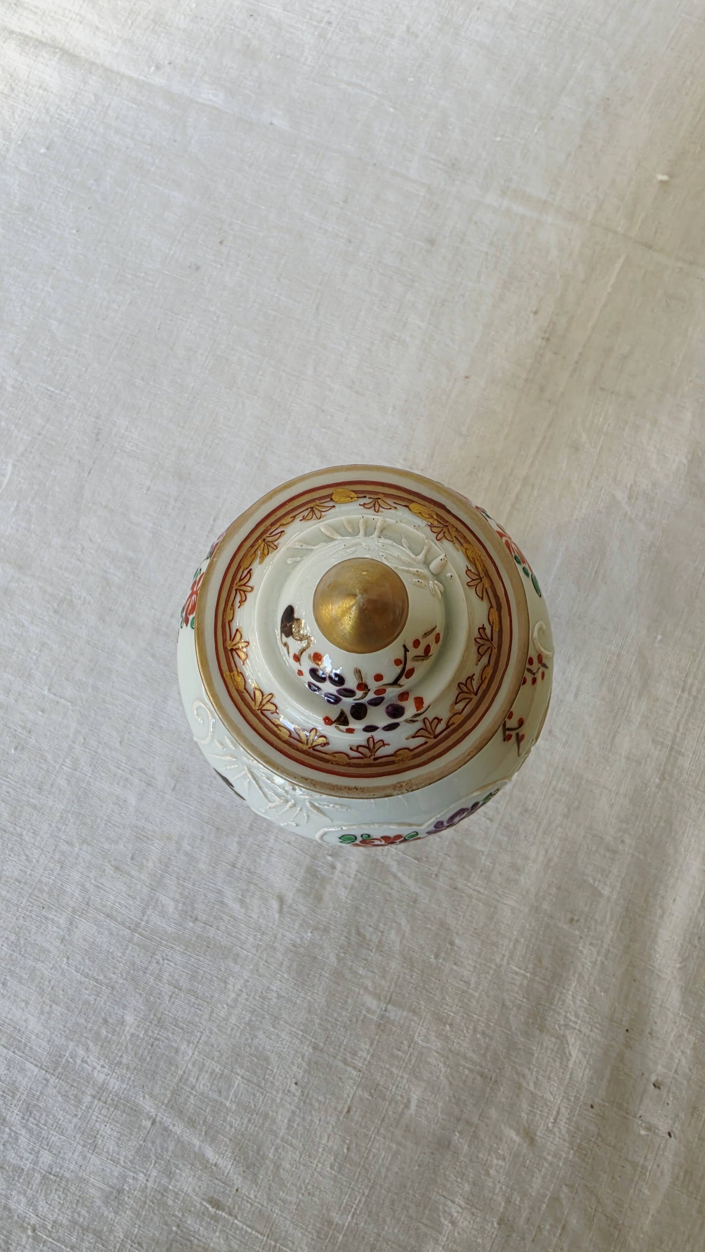 Small porcelain pot hand-painted by Samson Paris, Compagnie d style.