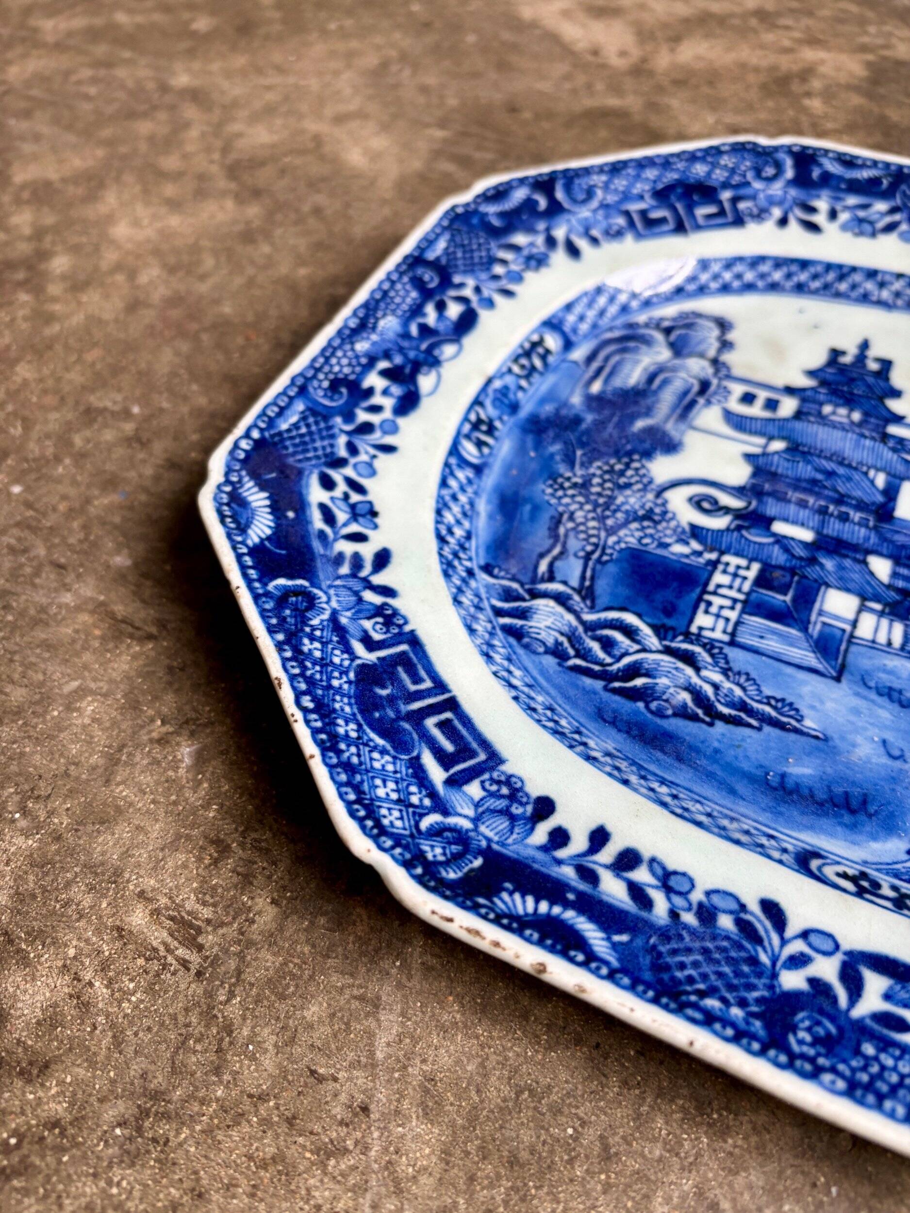 Octagonal dish in hand-painted porcelain, 18th century.