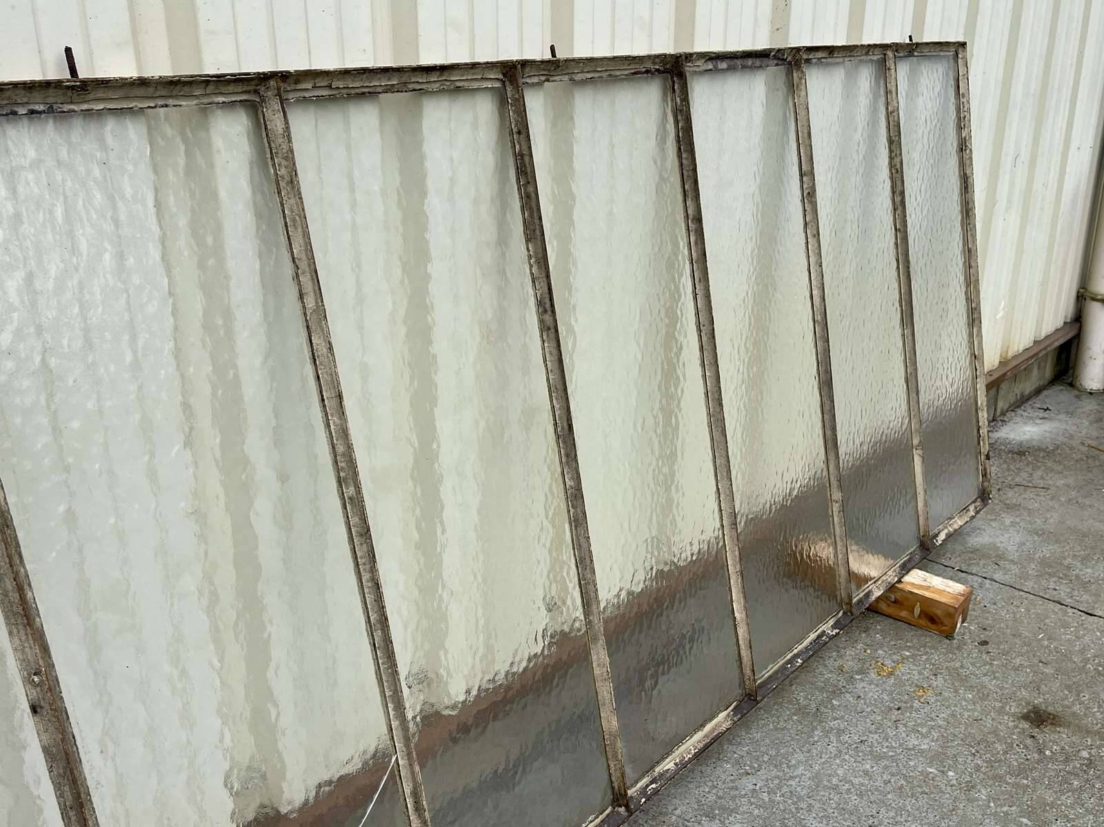 Workshop canopy from the early 20th century in cast iron (1 pane with a crack)