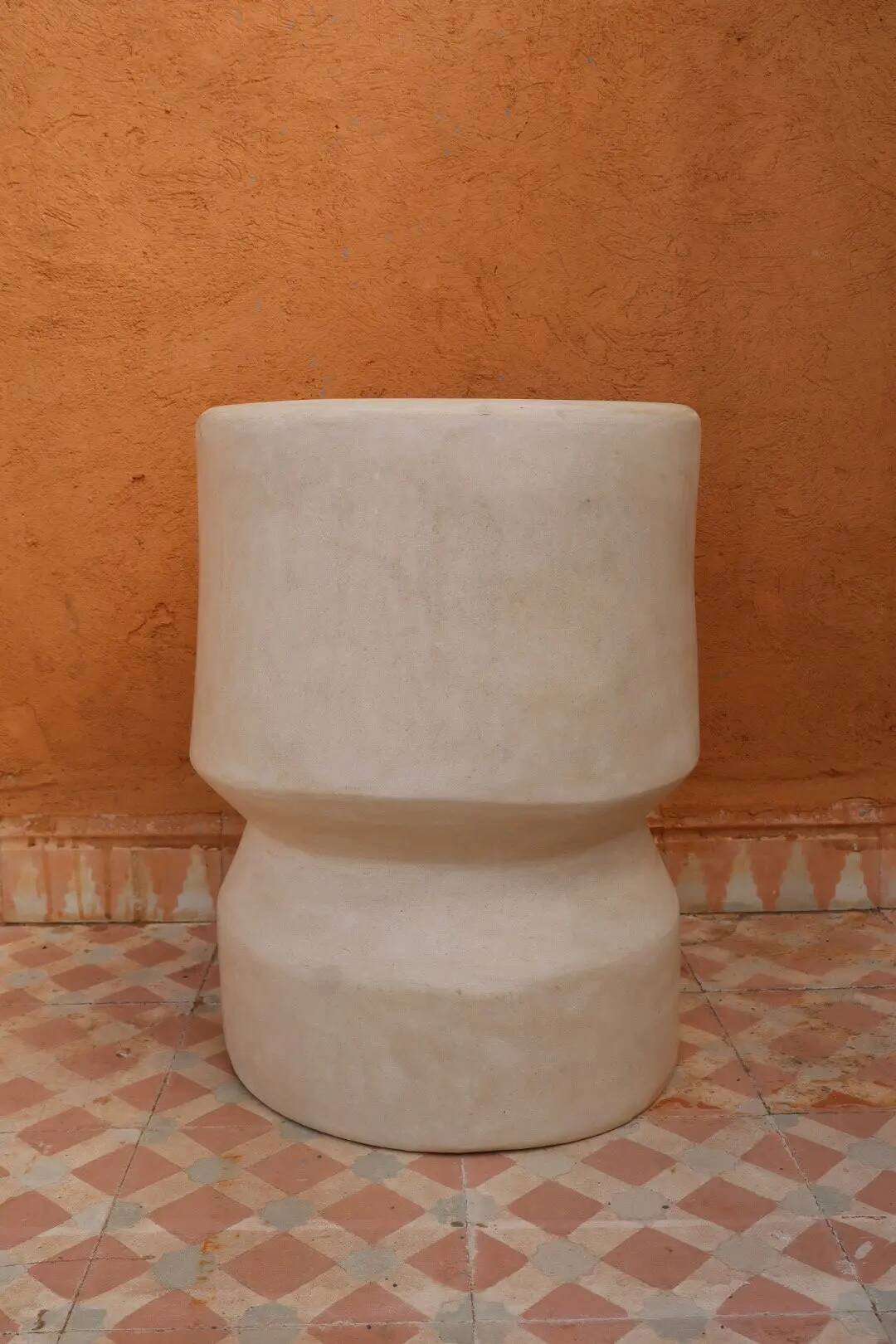 Sculptural side table in tadelakt