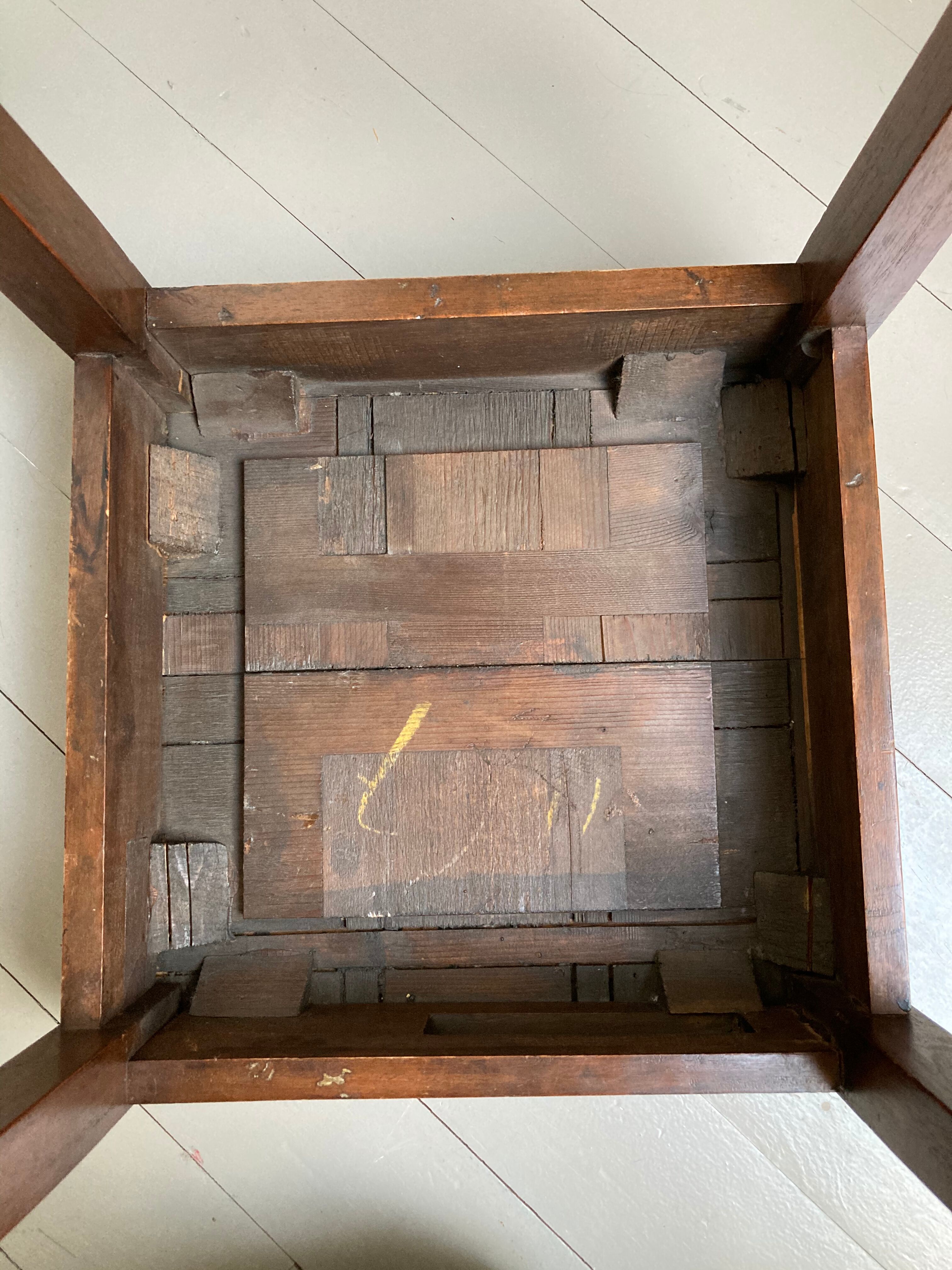 Table serves a pedestal