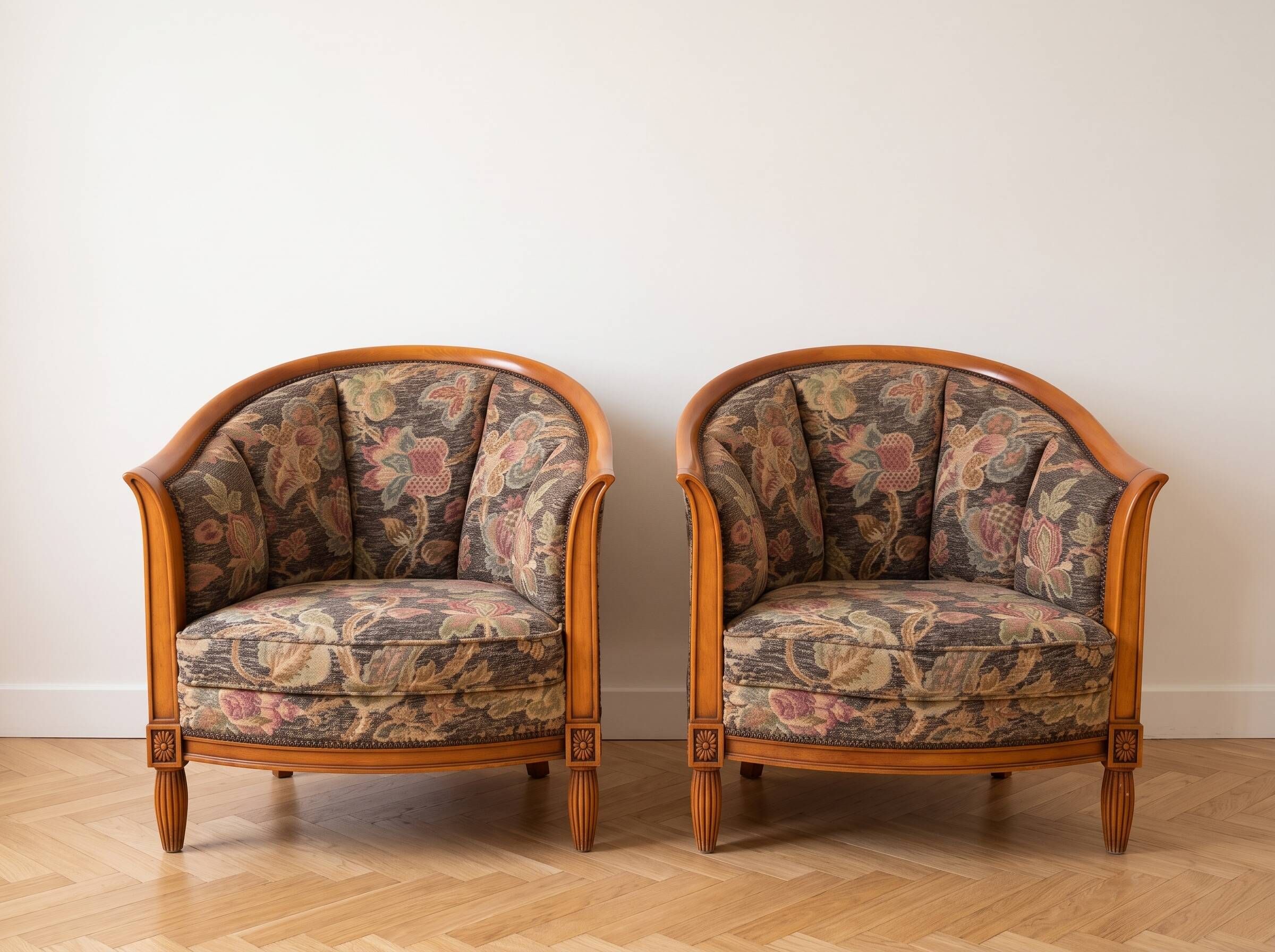Paire de fauteuils vintage en bois et tissu fleuri