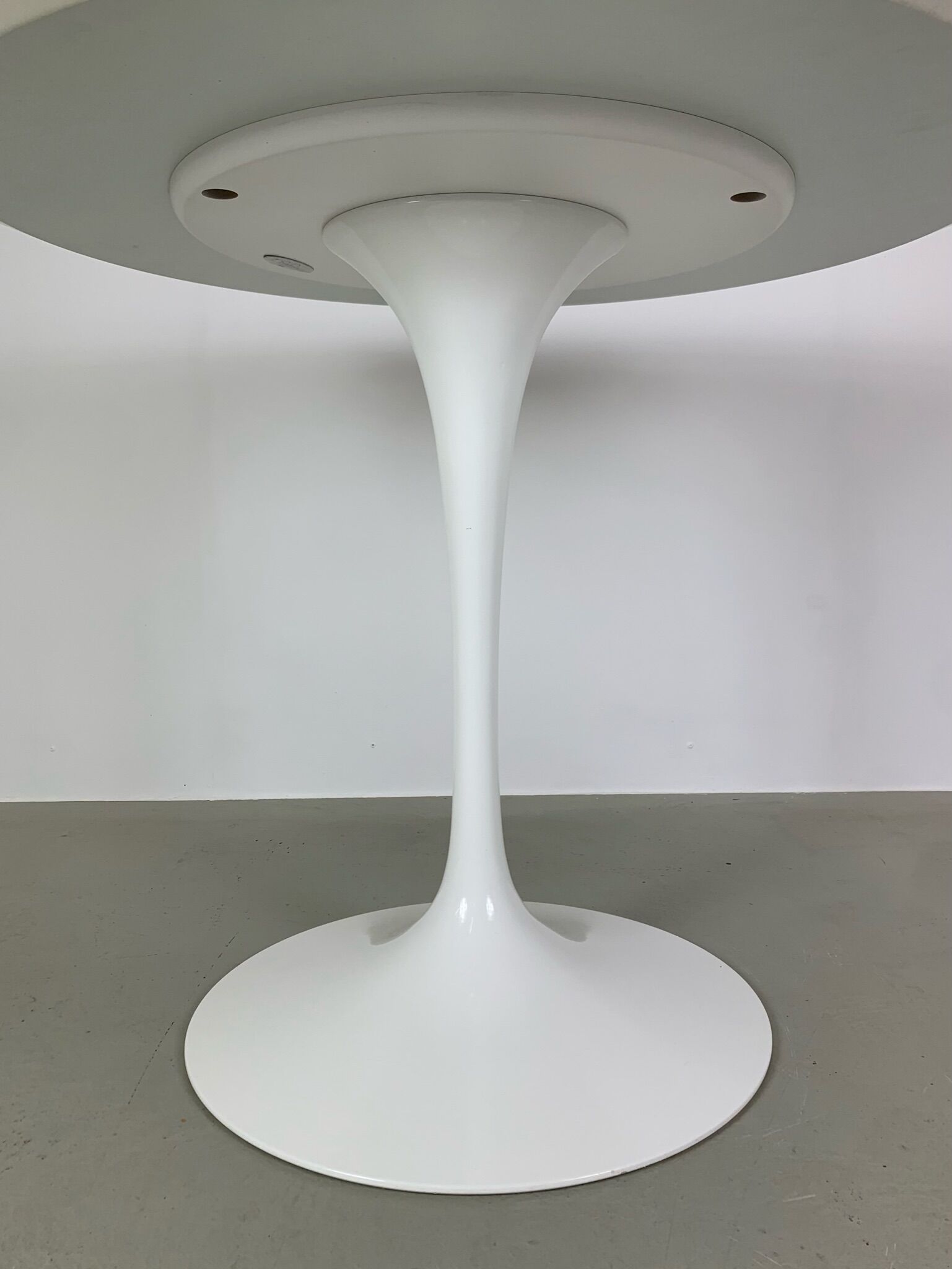 Eero Saarinen Tulip Dining Table white
