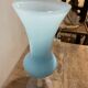 Vase en opaline bleu