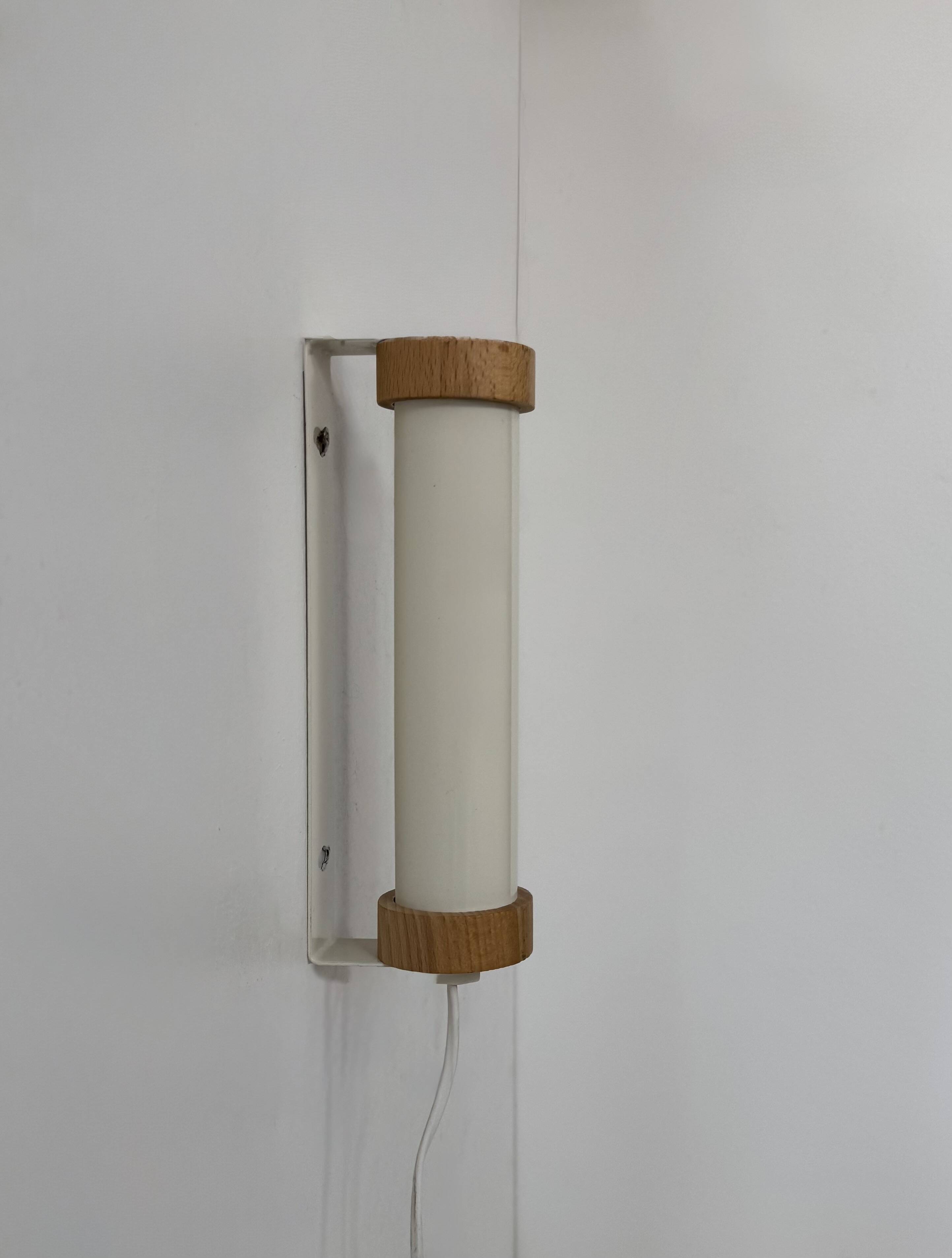 Vintage adjustable wall light, white lacquered metal and pine, Sweden, 1980.