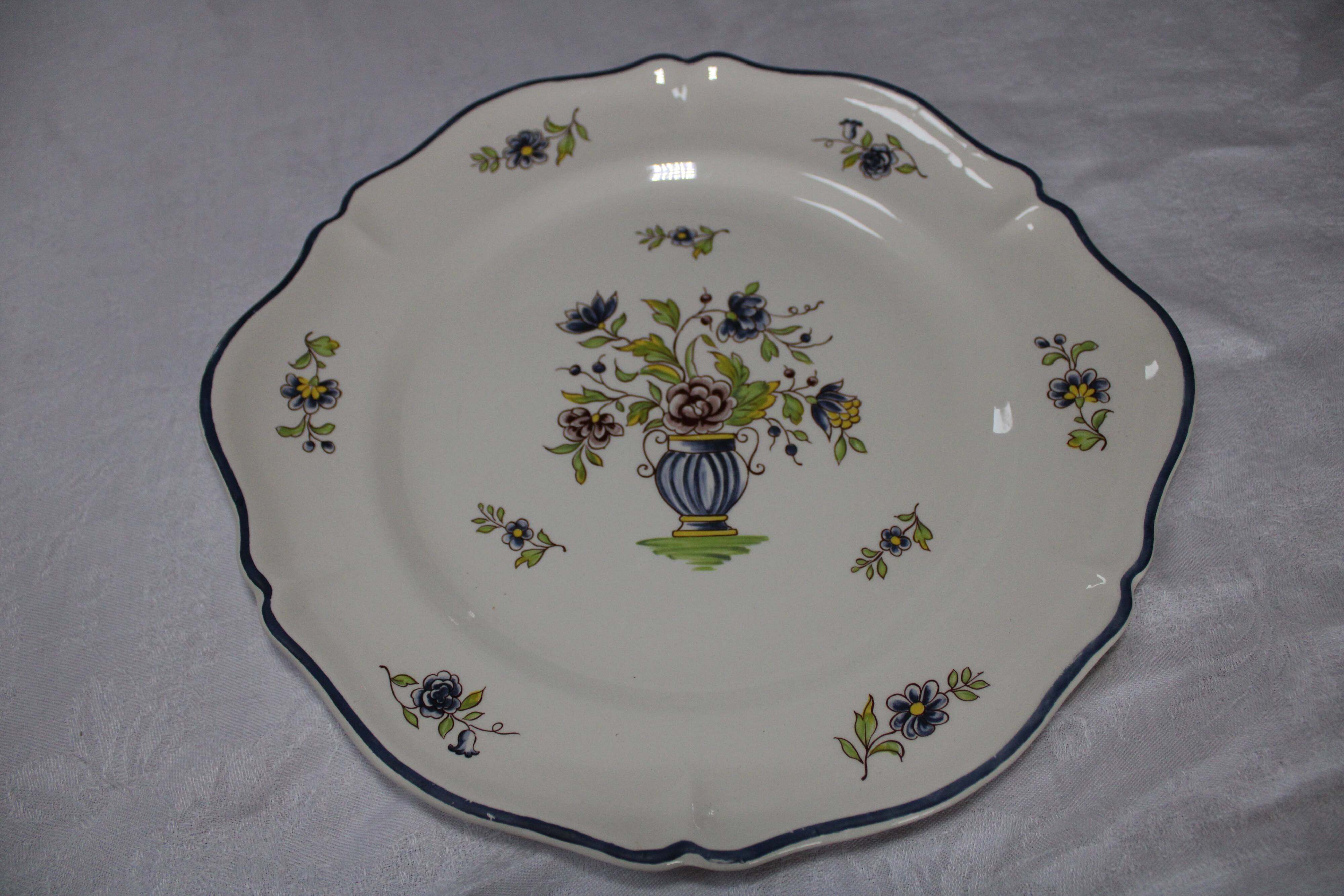 Service at Dessert Saint-Amand Vieux Delft