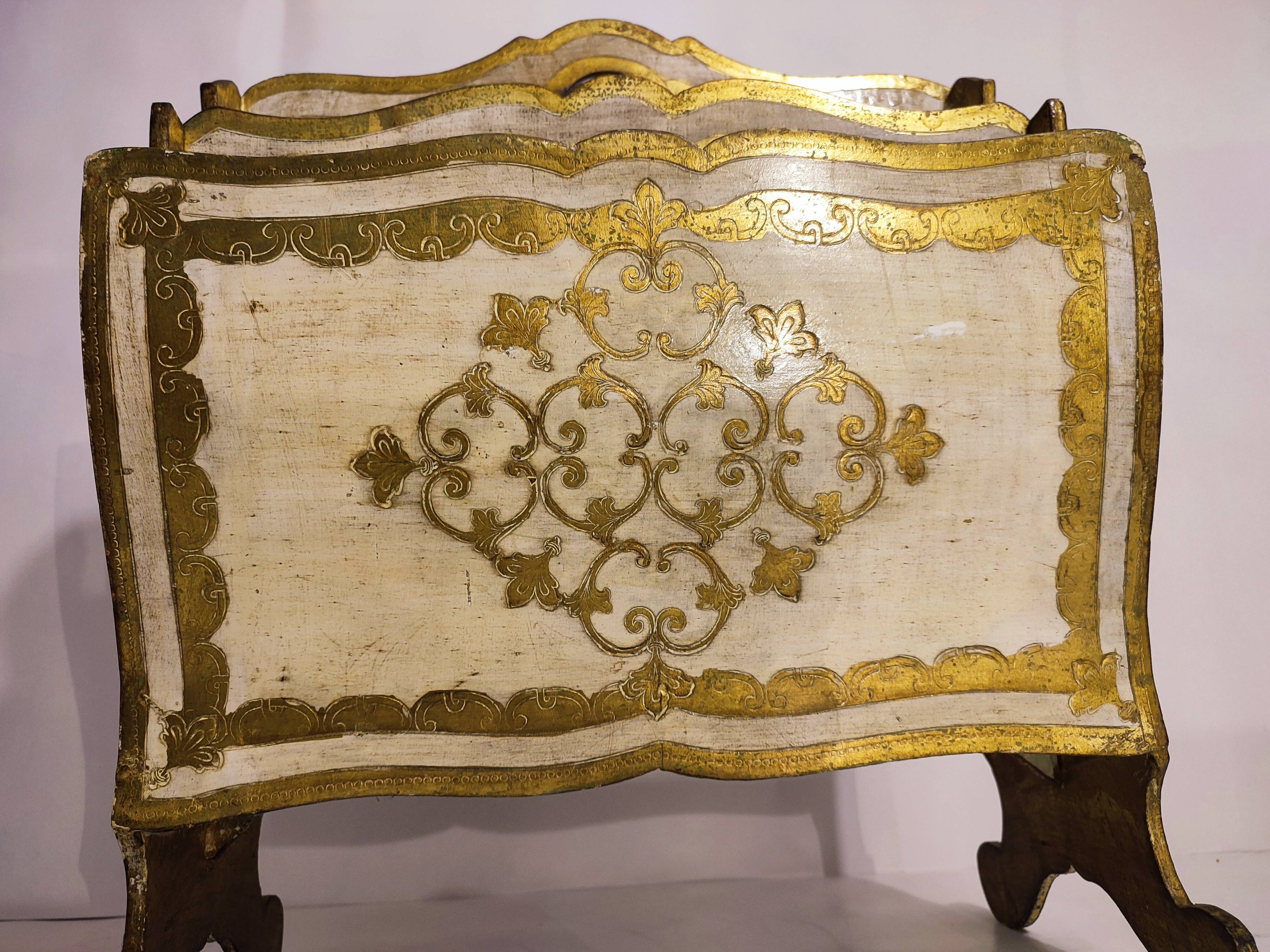 Magazine holder florentin gilded wood