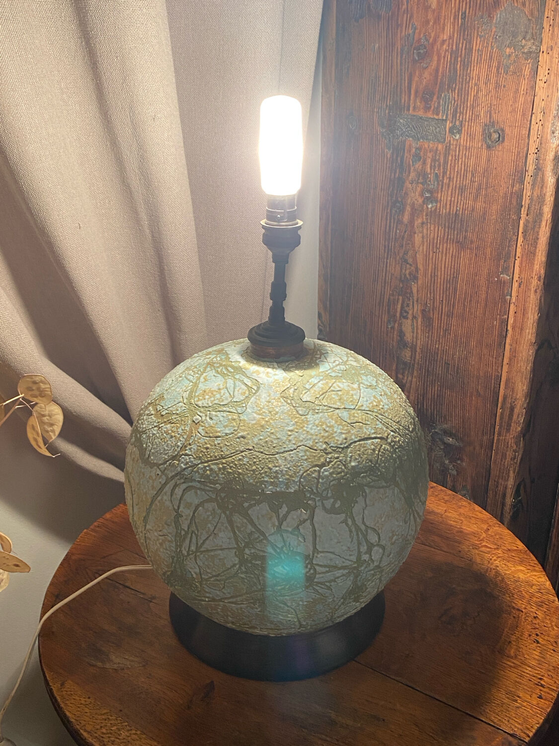 Spherical ceramic lamp with bark texture