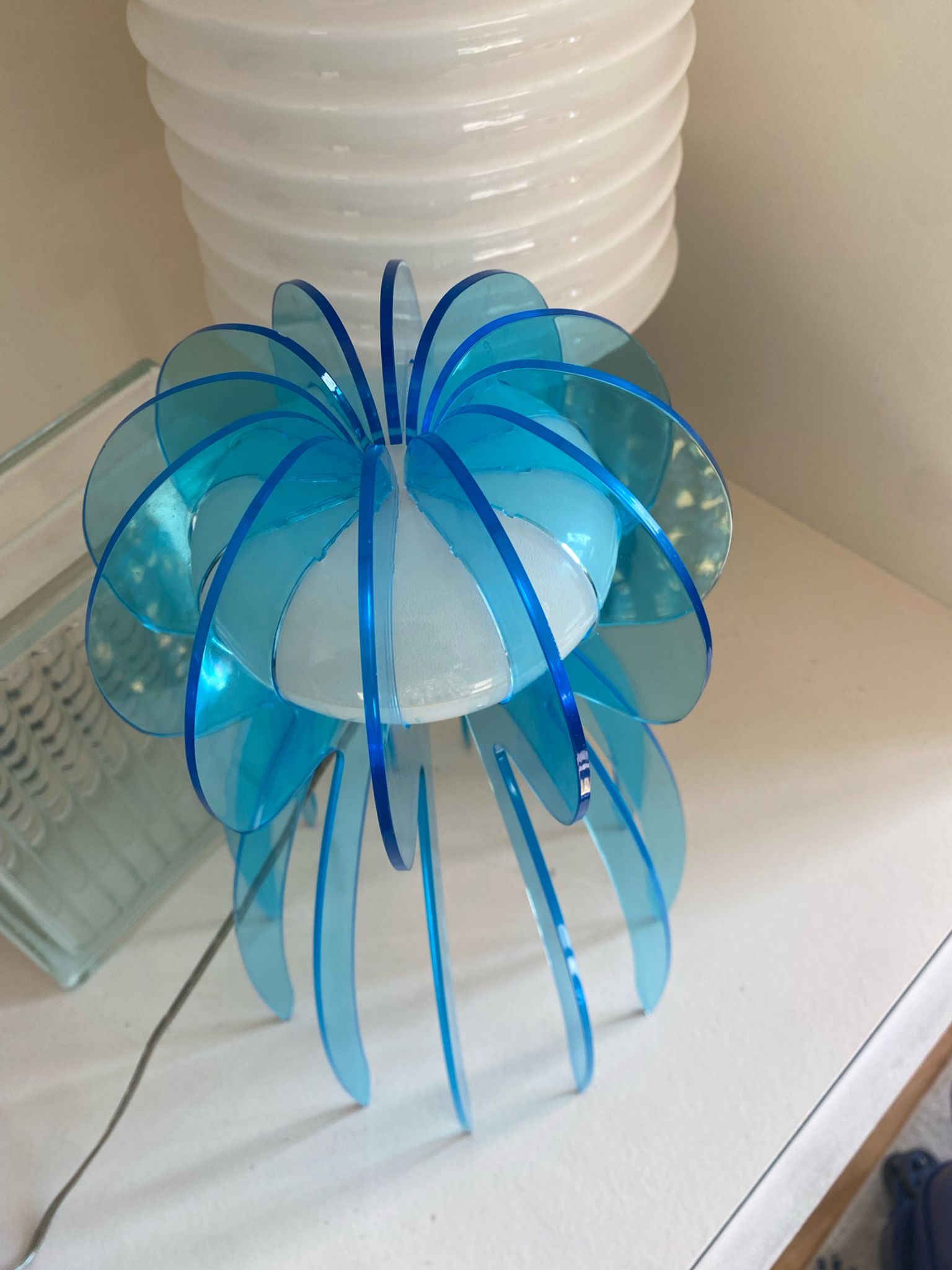 Lampe en plexiglas ou plexi vintage en forme de méduse
