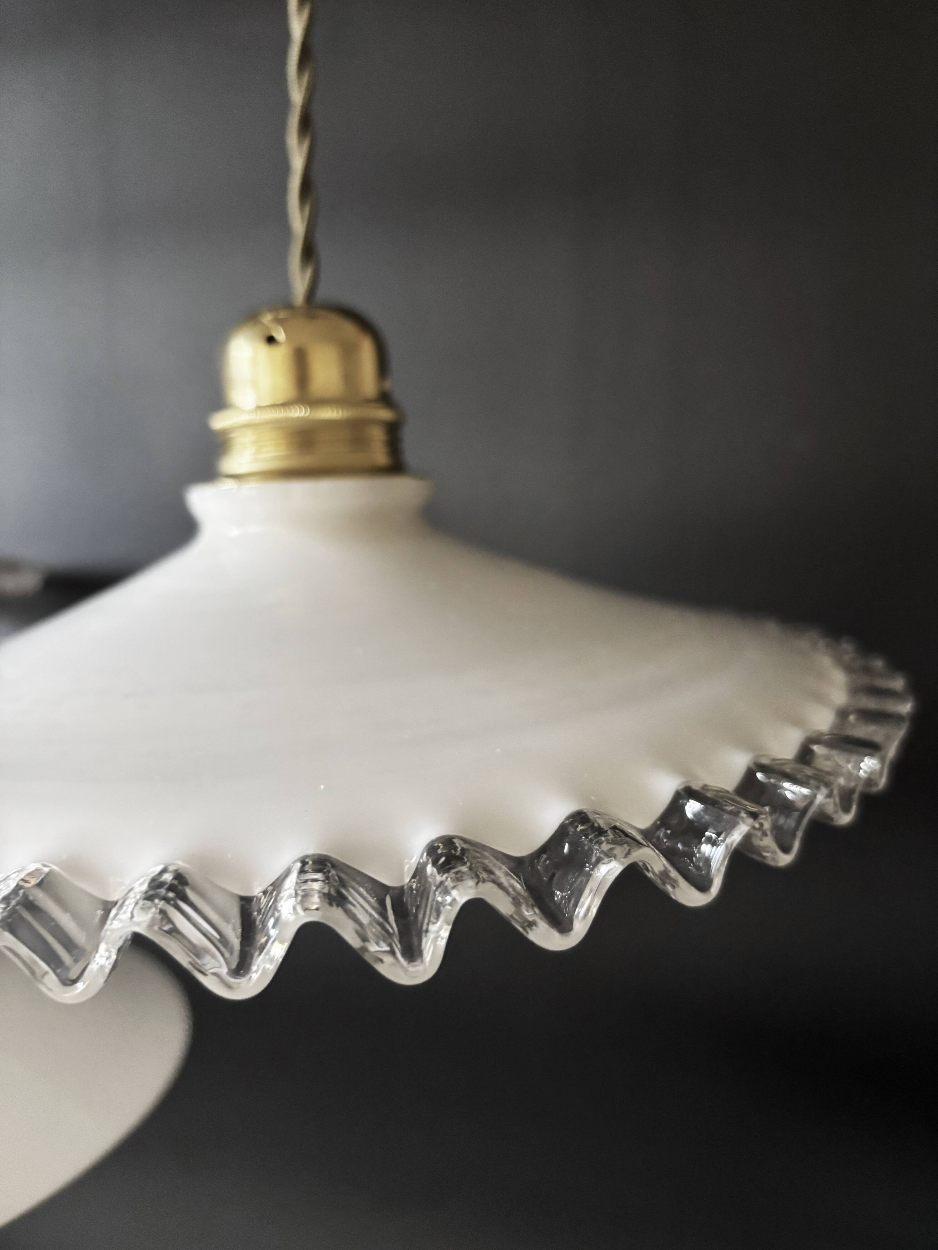 Lot de 3 suspensions vintage en opaline blanche cable vert khaki, France